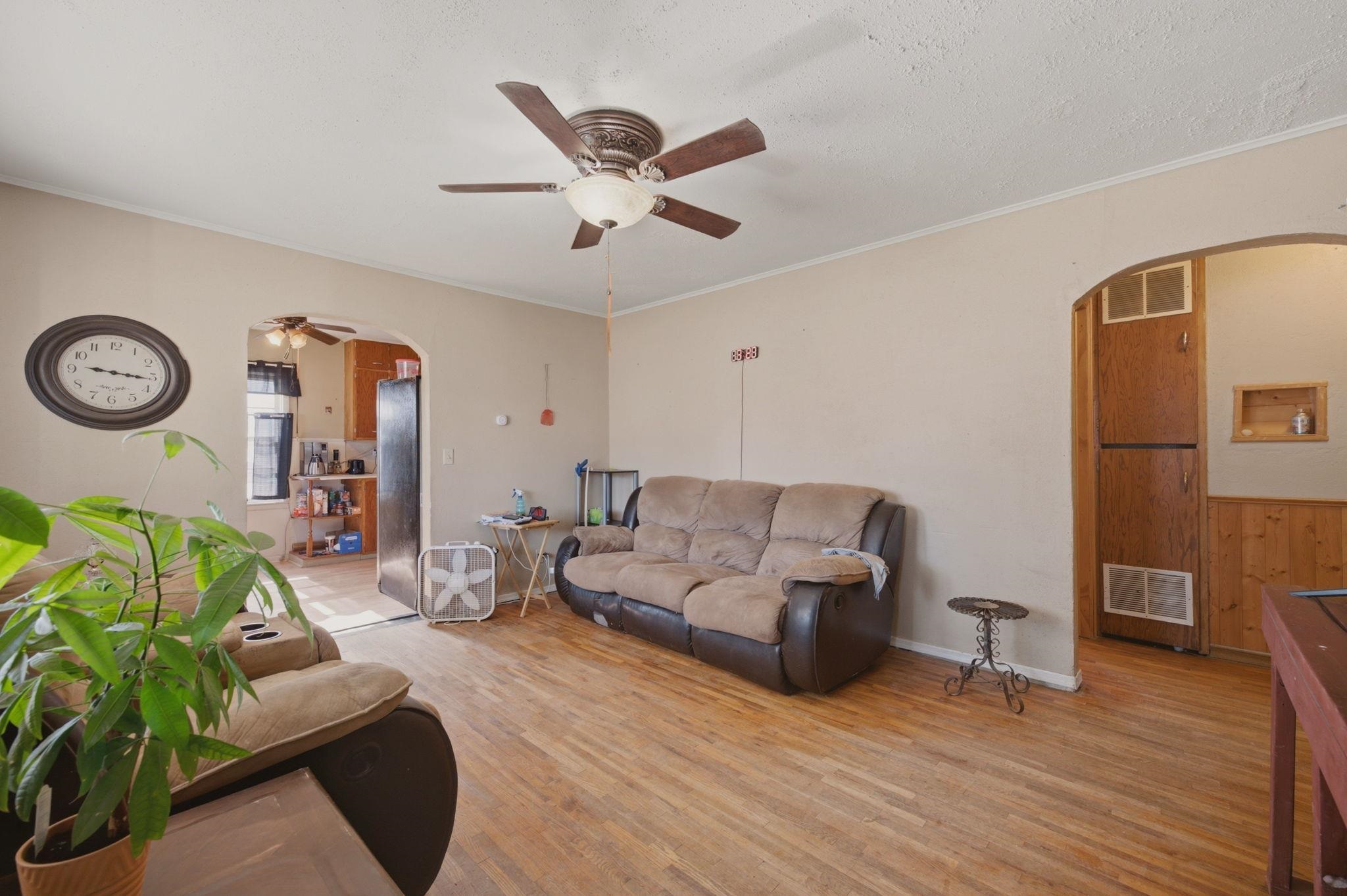 217 W Chicago Ave Property Photo 5