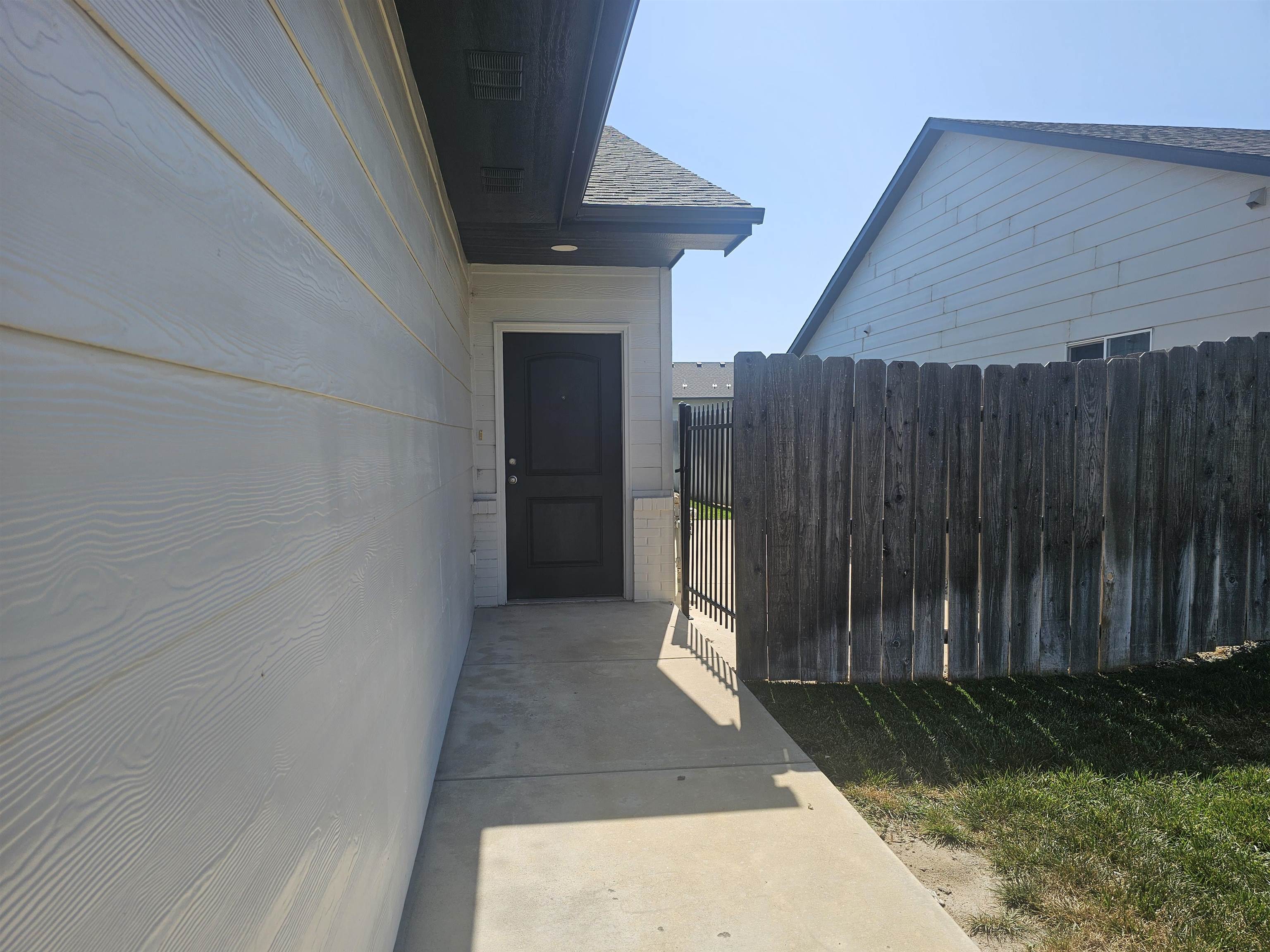 565 E Martens Ct Property Photo 2