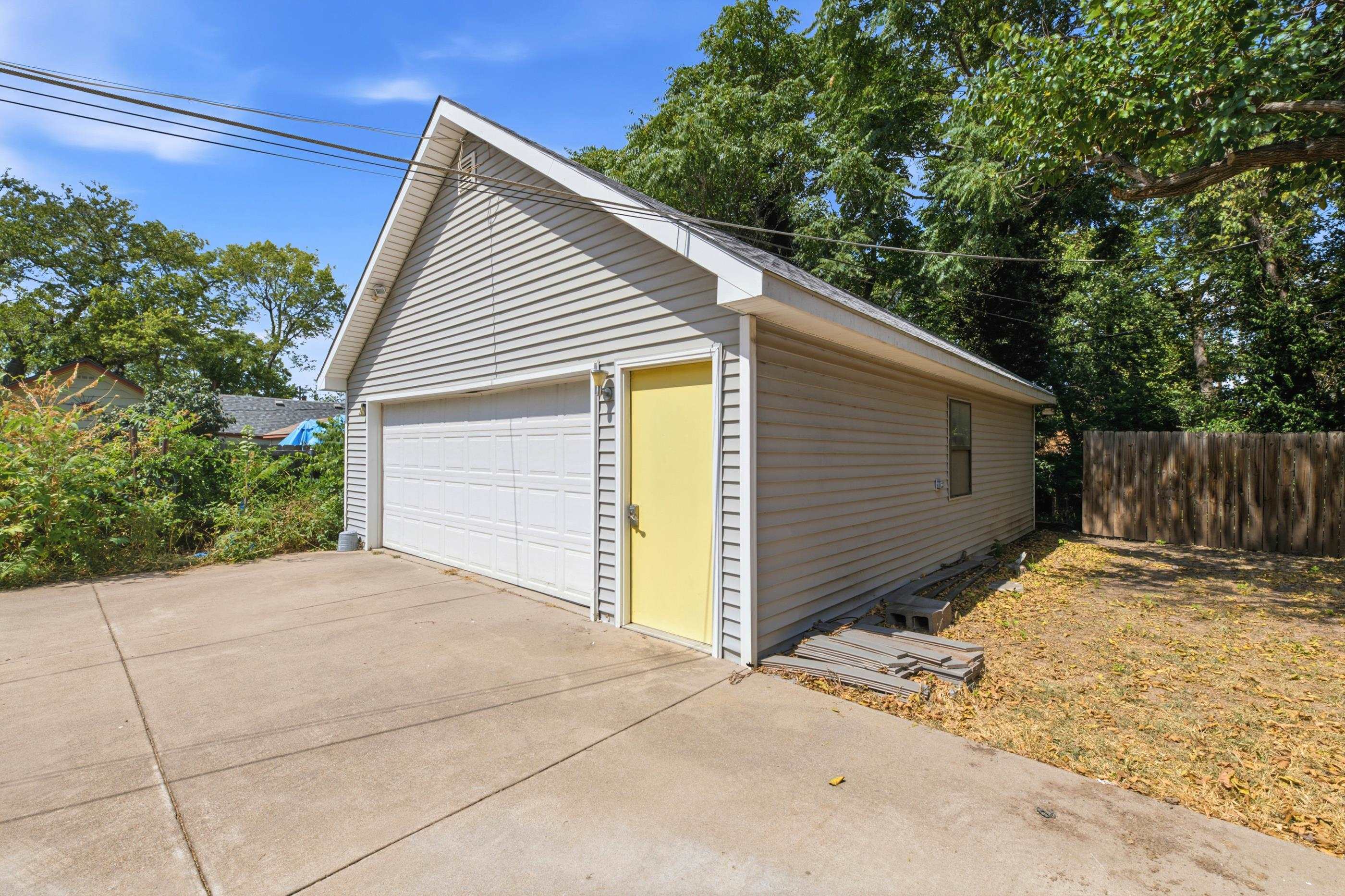3240 E Country Club Pl Property Photo 6
