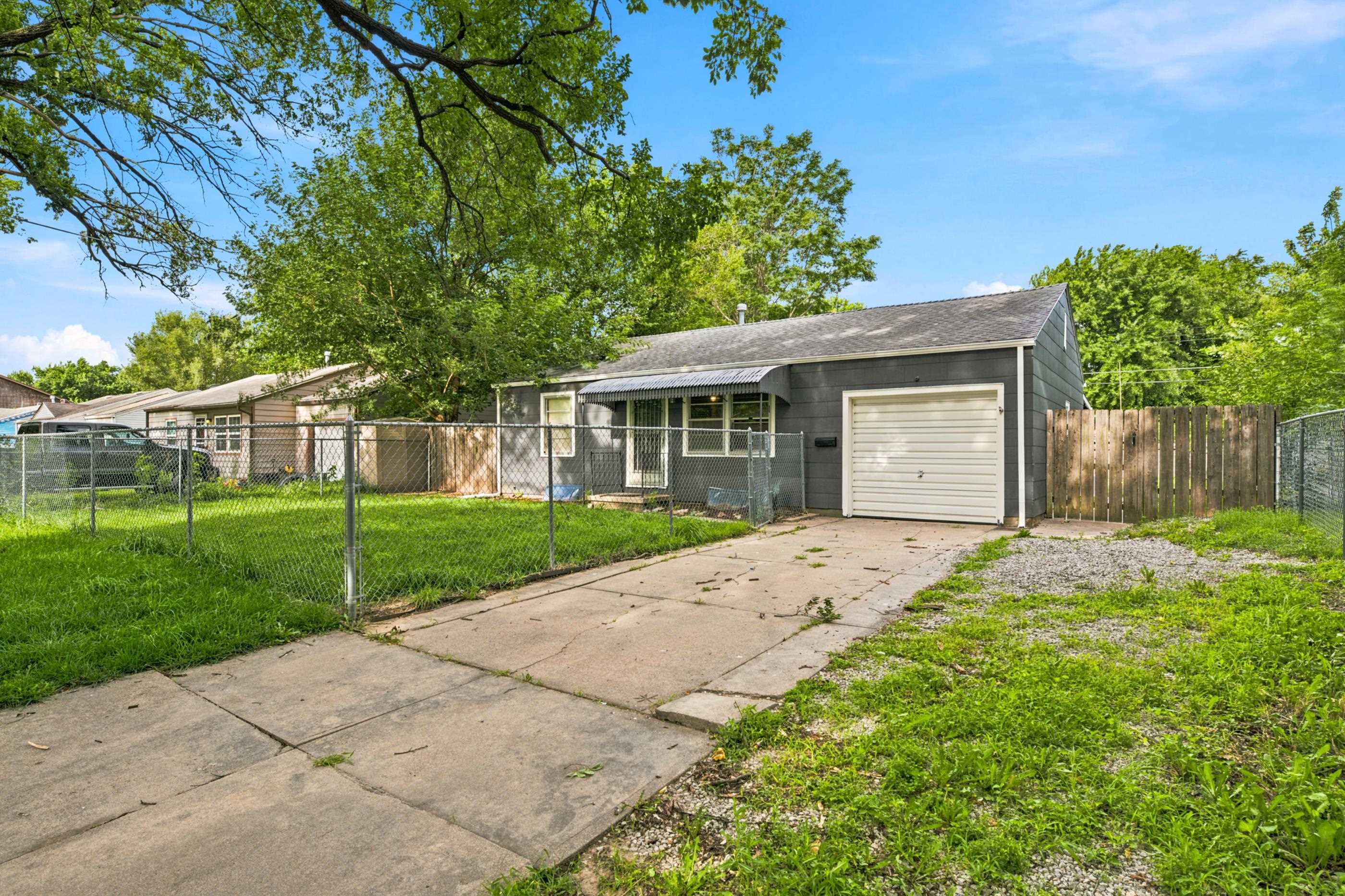 4533 S Oak Ave Property Photo 2