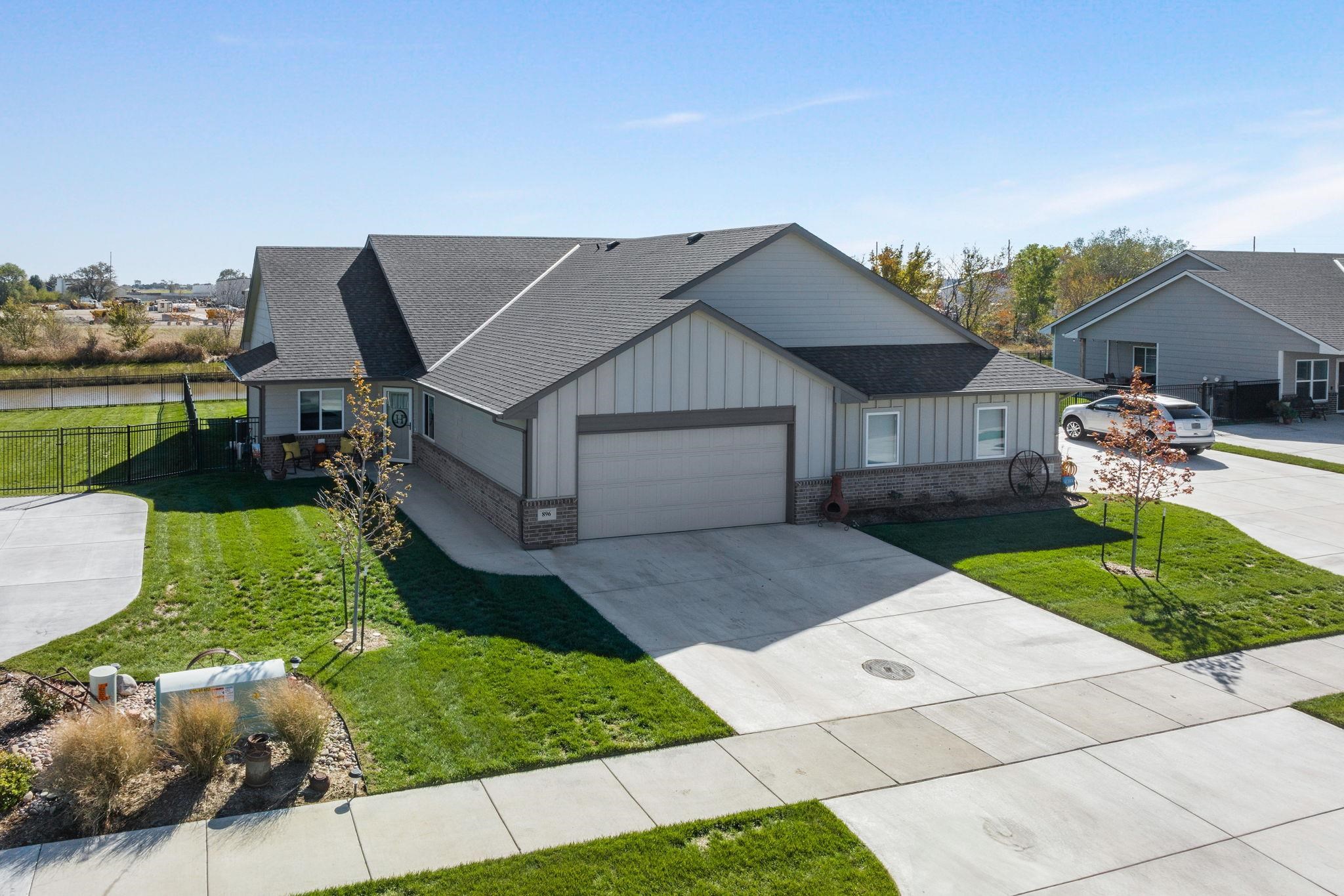 896 N Cloverleaf Property Photo 1