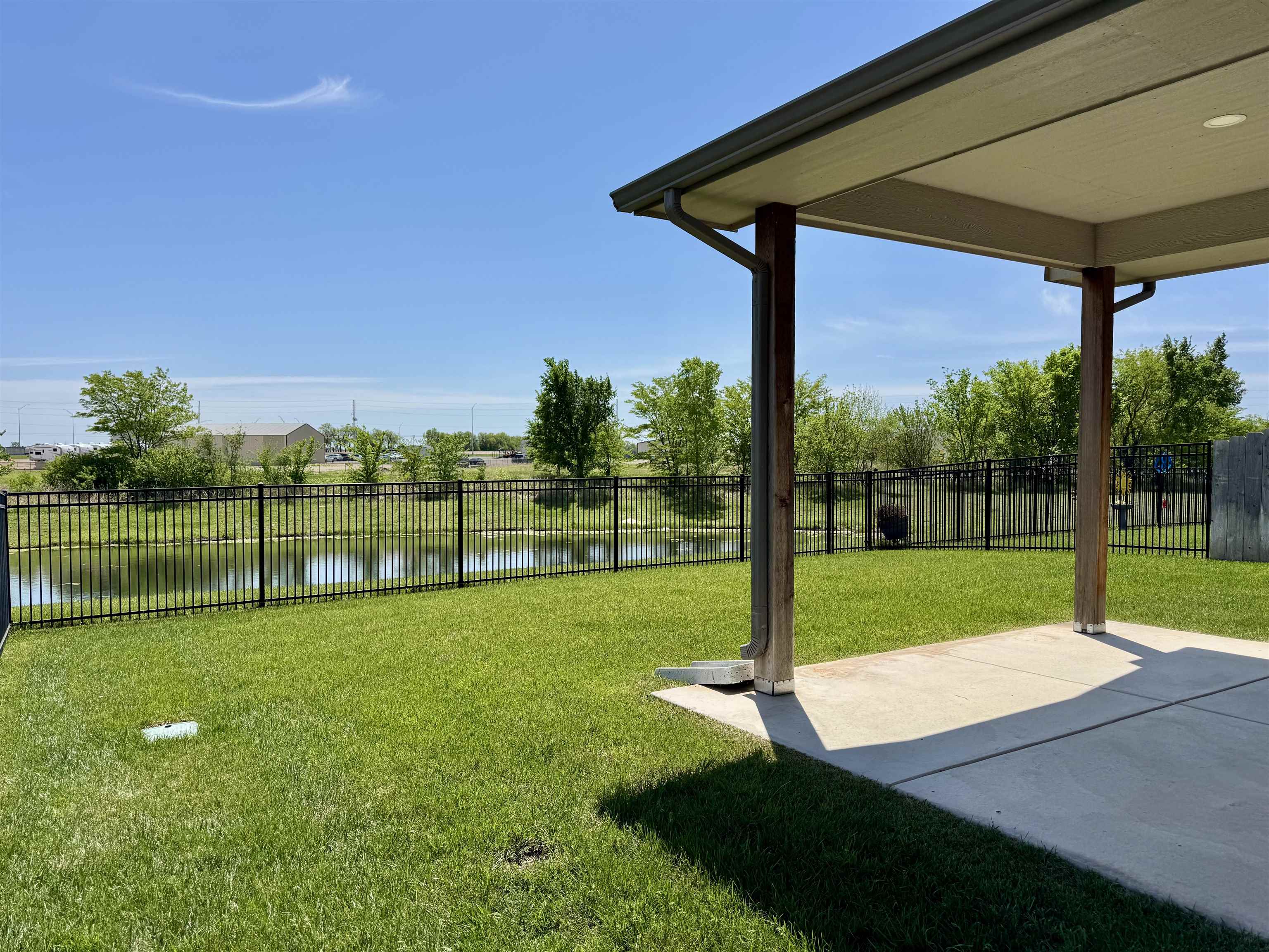 896 N Cloverleaf Property Photo 4