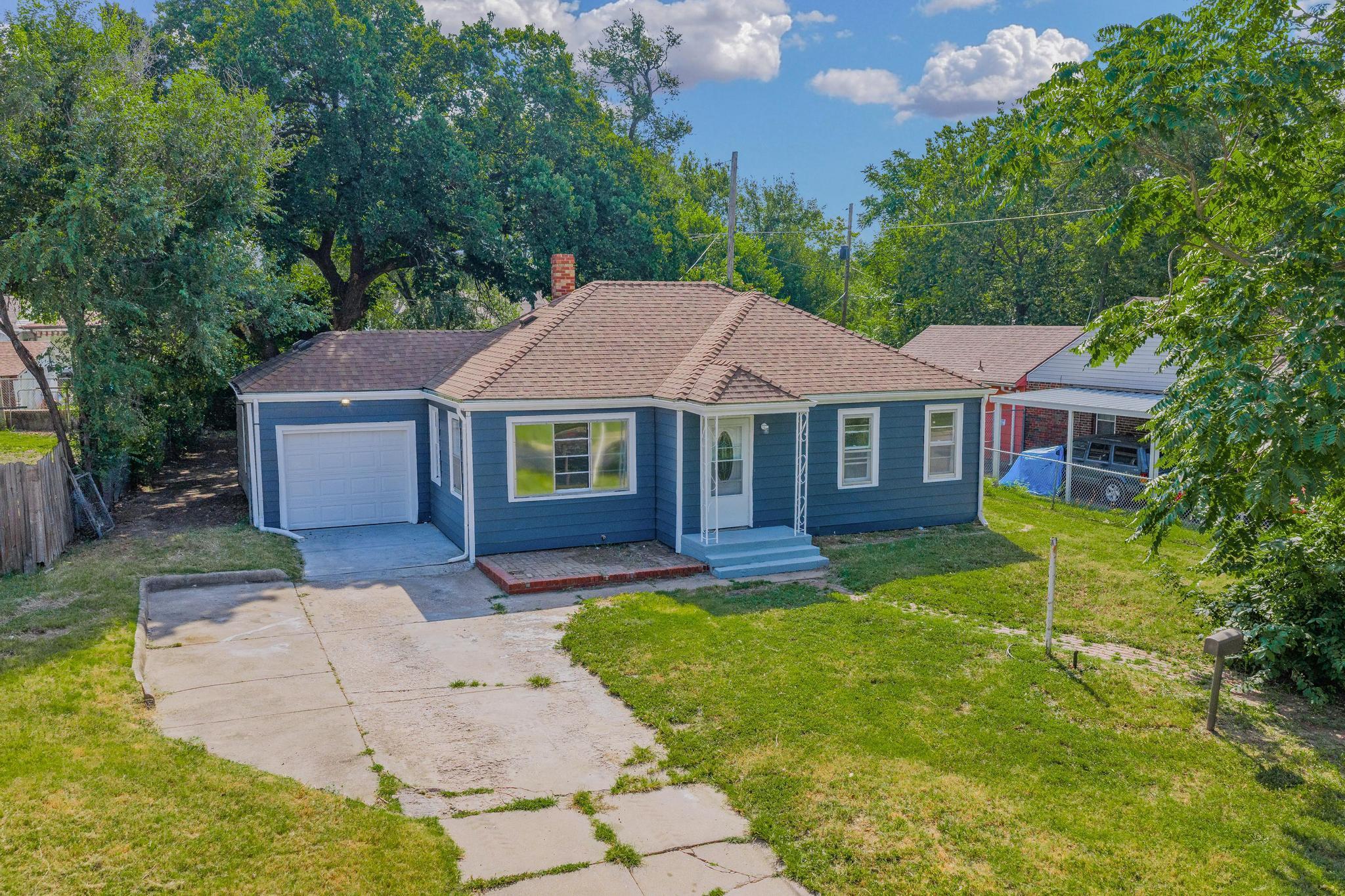 2122 N Erie Ave Property Photo 1