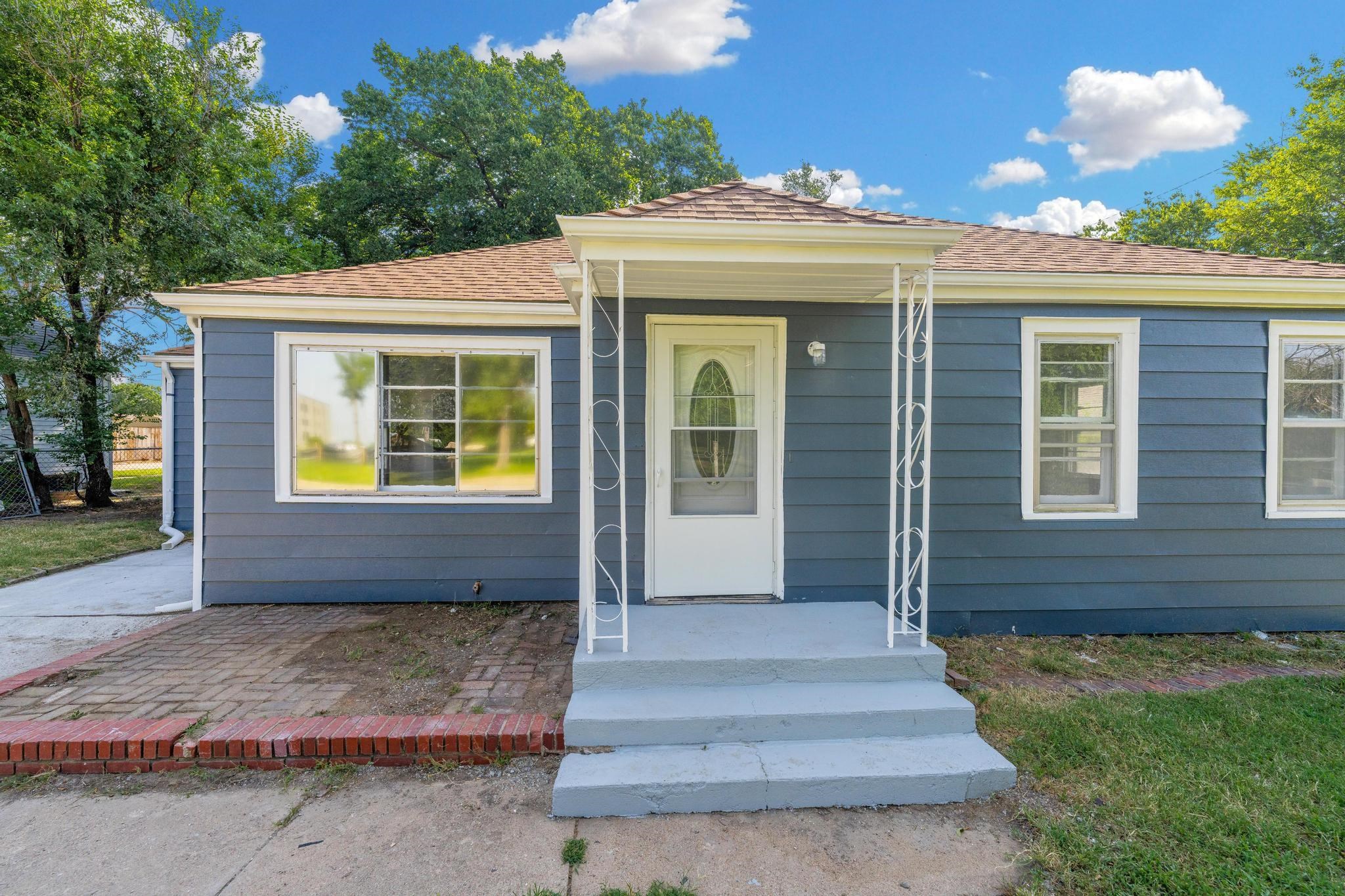 2122 N Erie Ave Property Photo 3