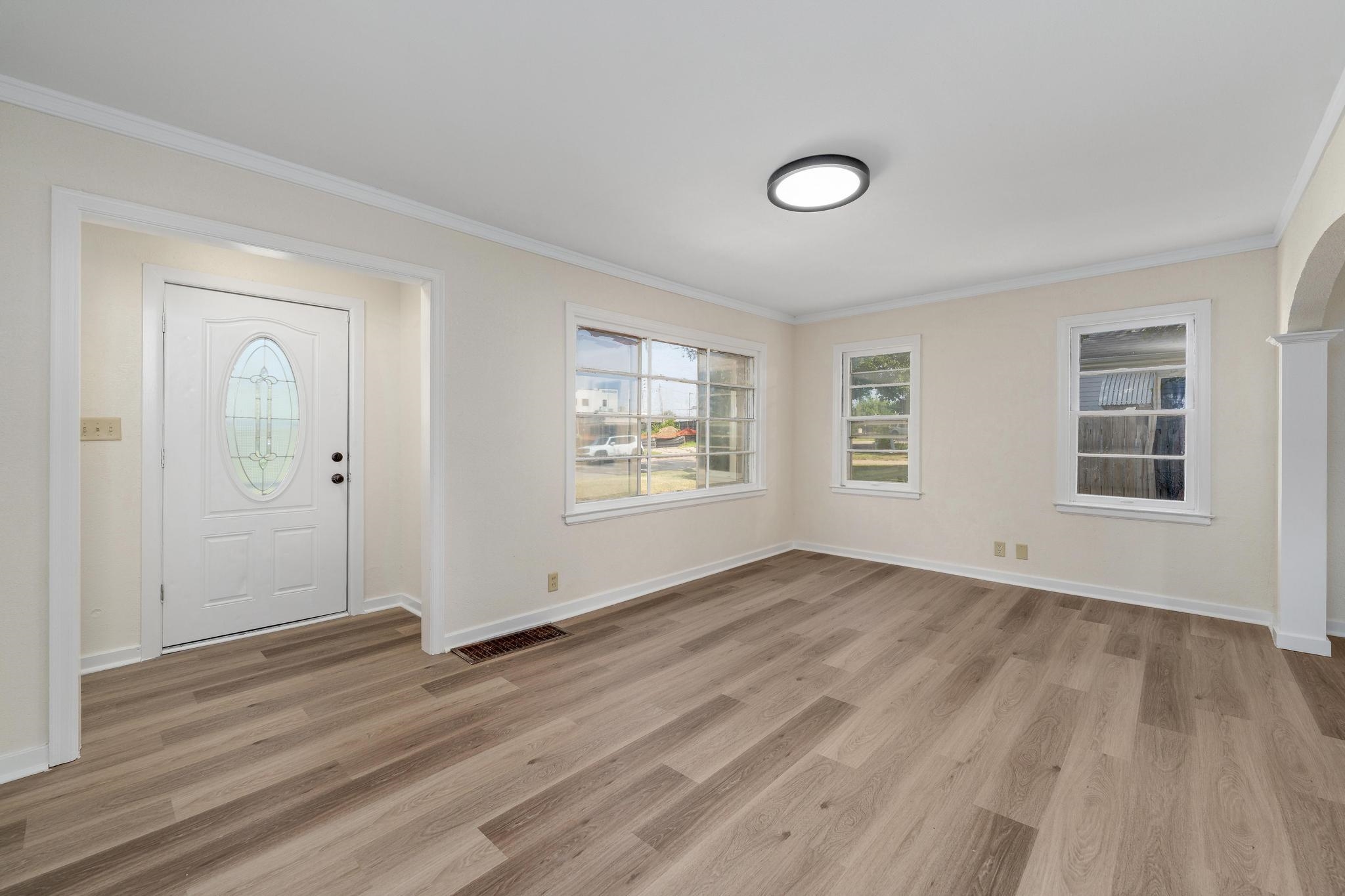 2122 N Erie Ave Property Photo 5