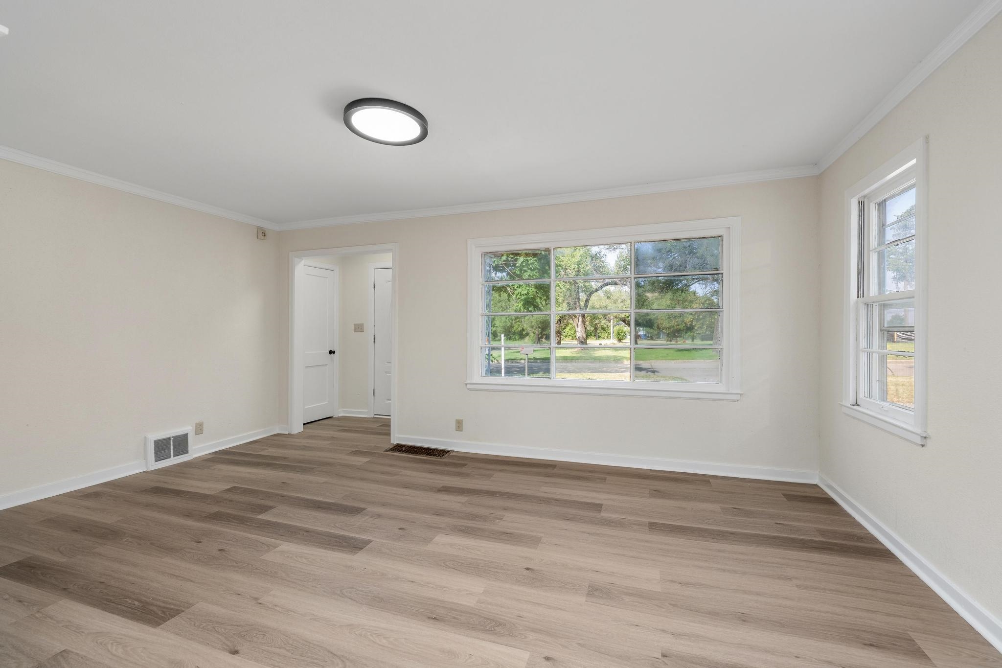 2122 N Erie Ave Property Photo 6