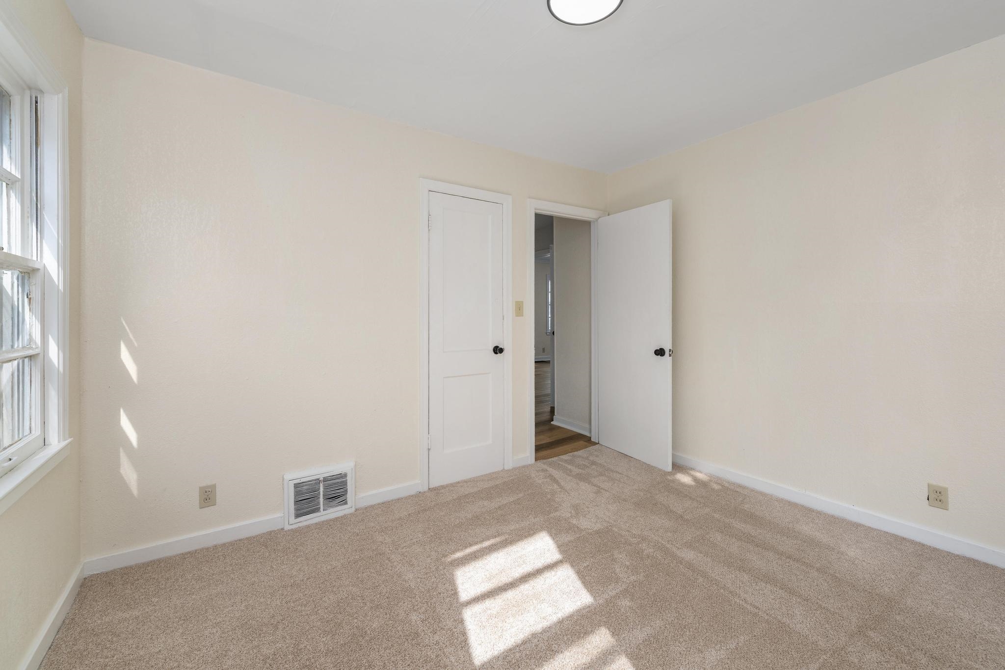 2122 N Erie Ave Property Photo 20