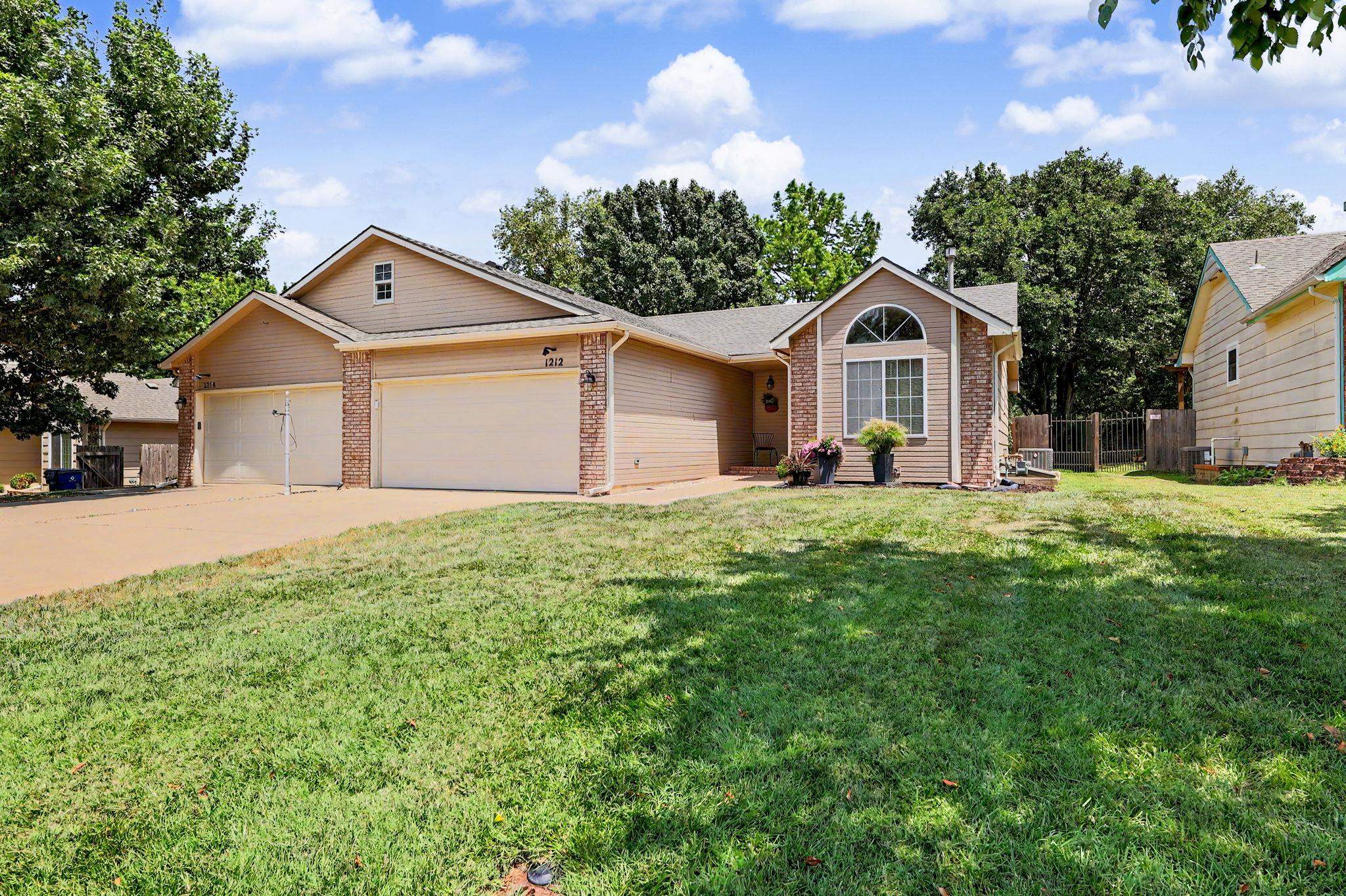 1212 N Sunset Dr Property Photo 2