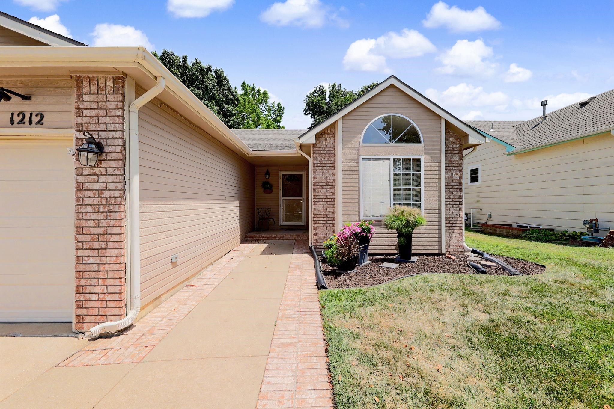 1212 N Sunset Dr Property Photo 3