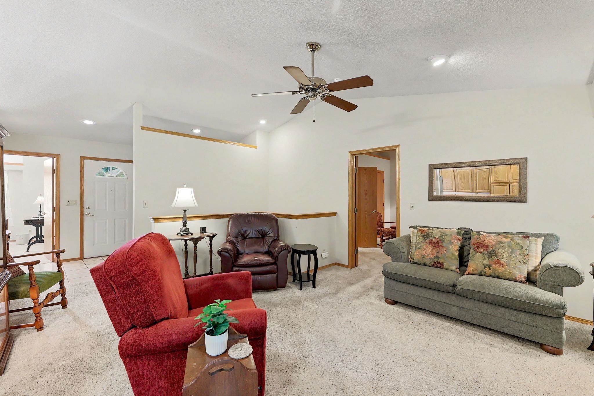 1212 N Sunset Dr Property Photo 4