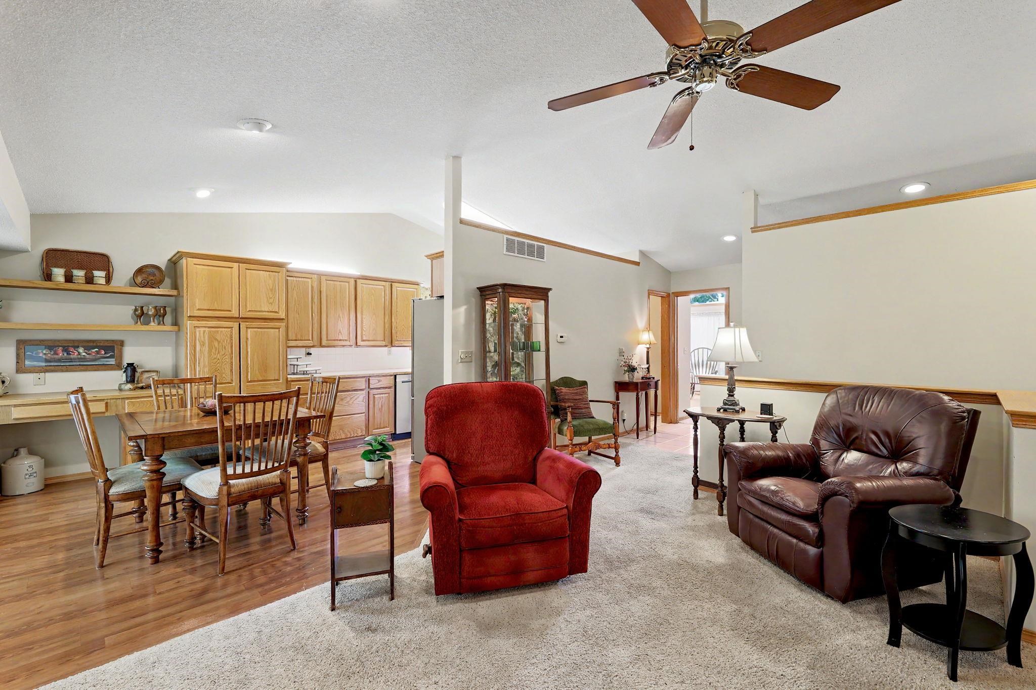 1212 N Sunset Dr Property Photo 5