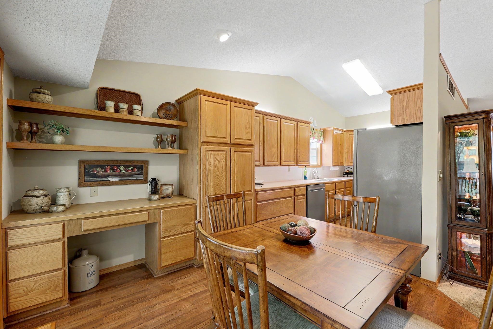 1212 N Sunset Dr Property Photo 9