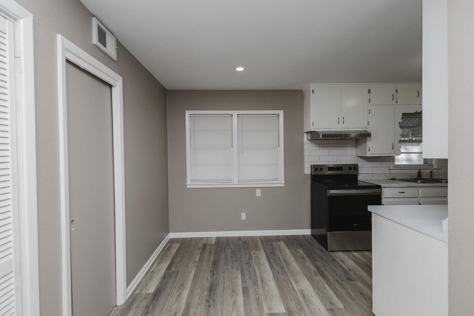 2869 S Mosley Property Photo 5