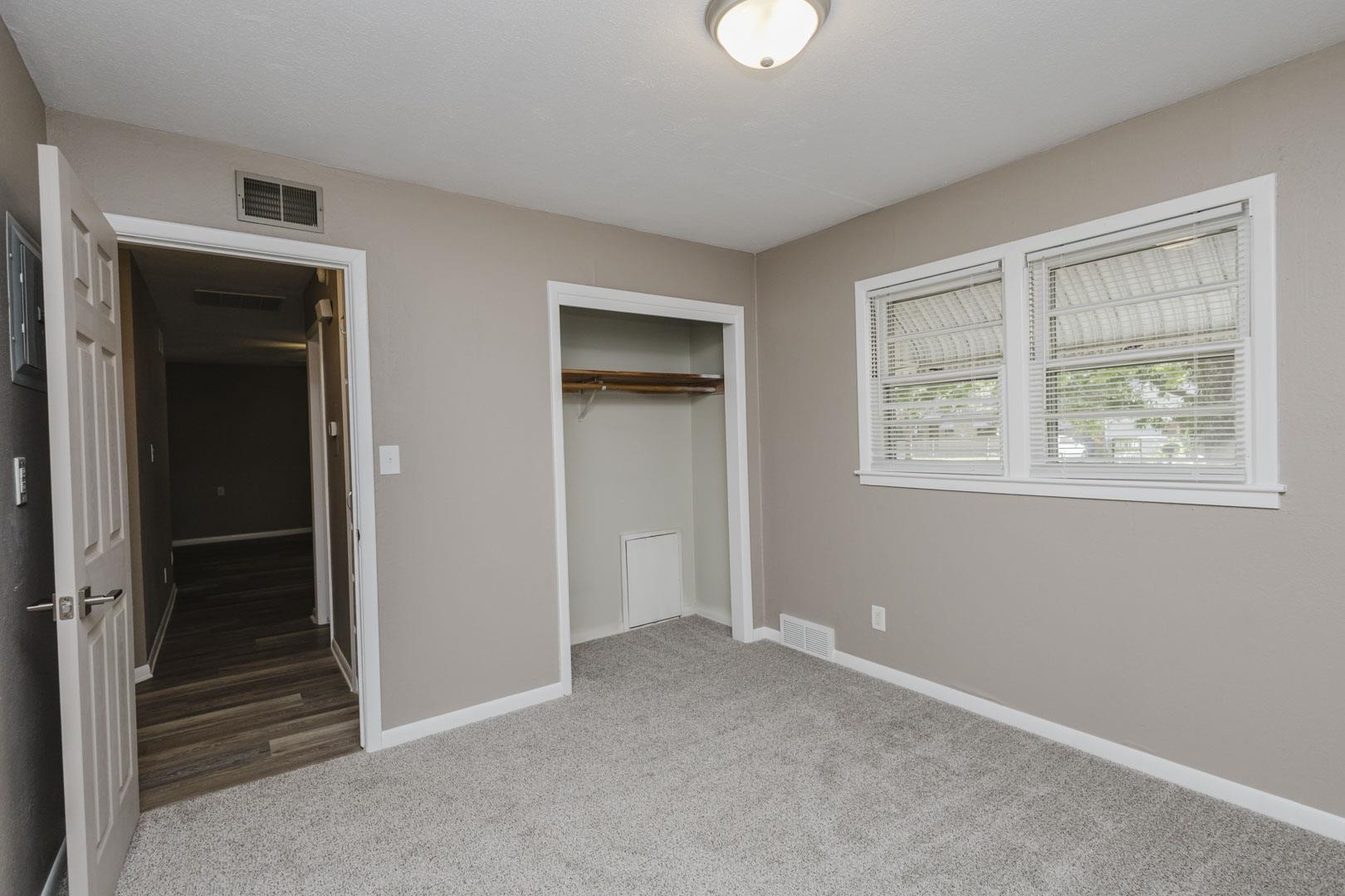2869 S Mosley Property Photo 9