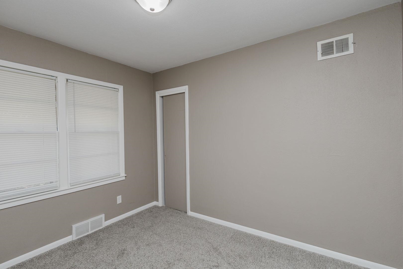 2869 S Mosley Property Photo 17