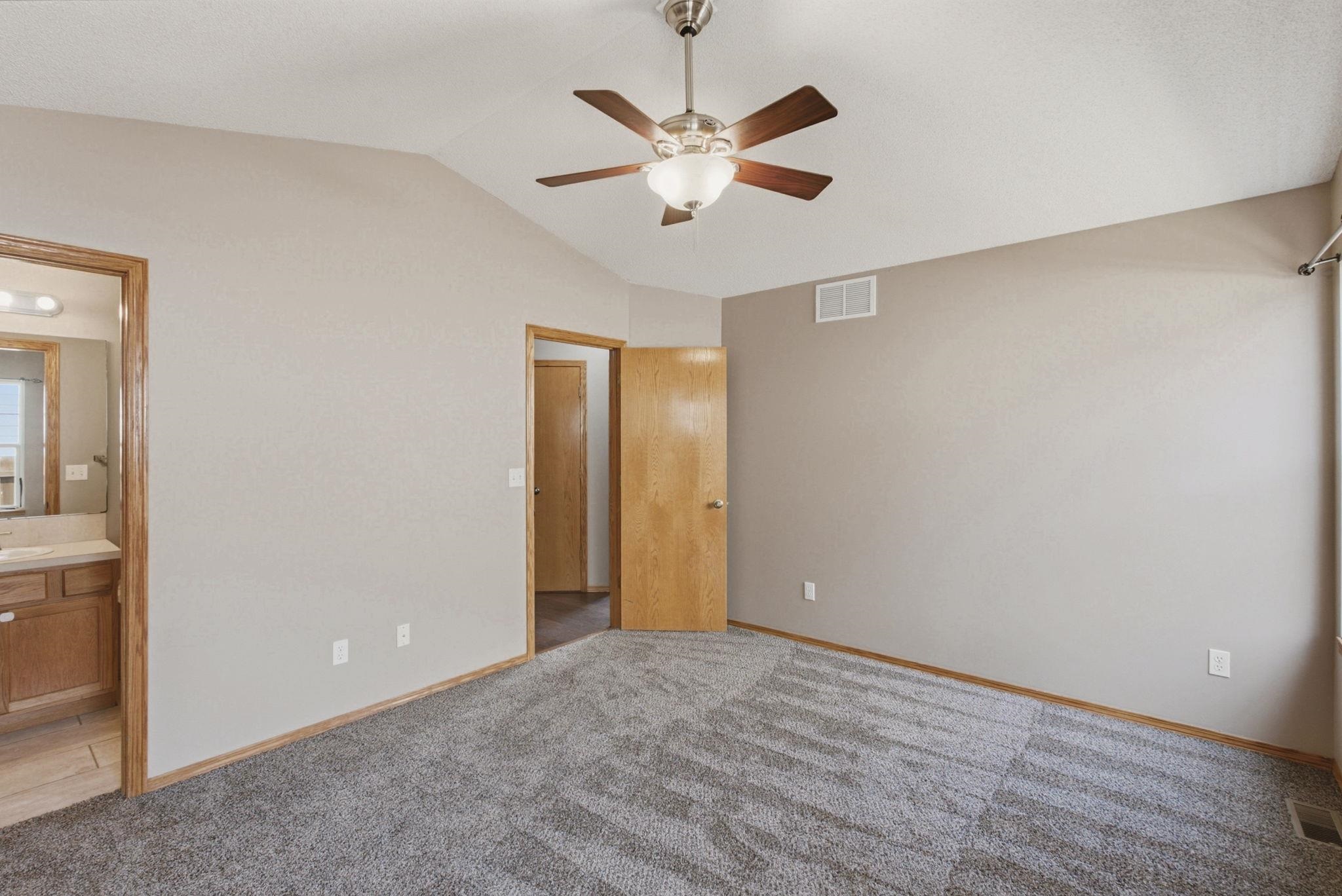 2646 E Cambridge St Property Photo 21