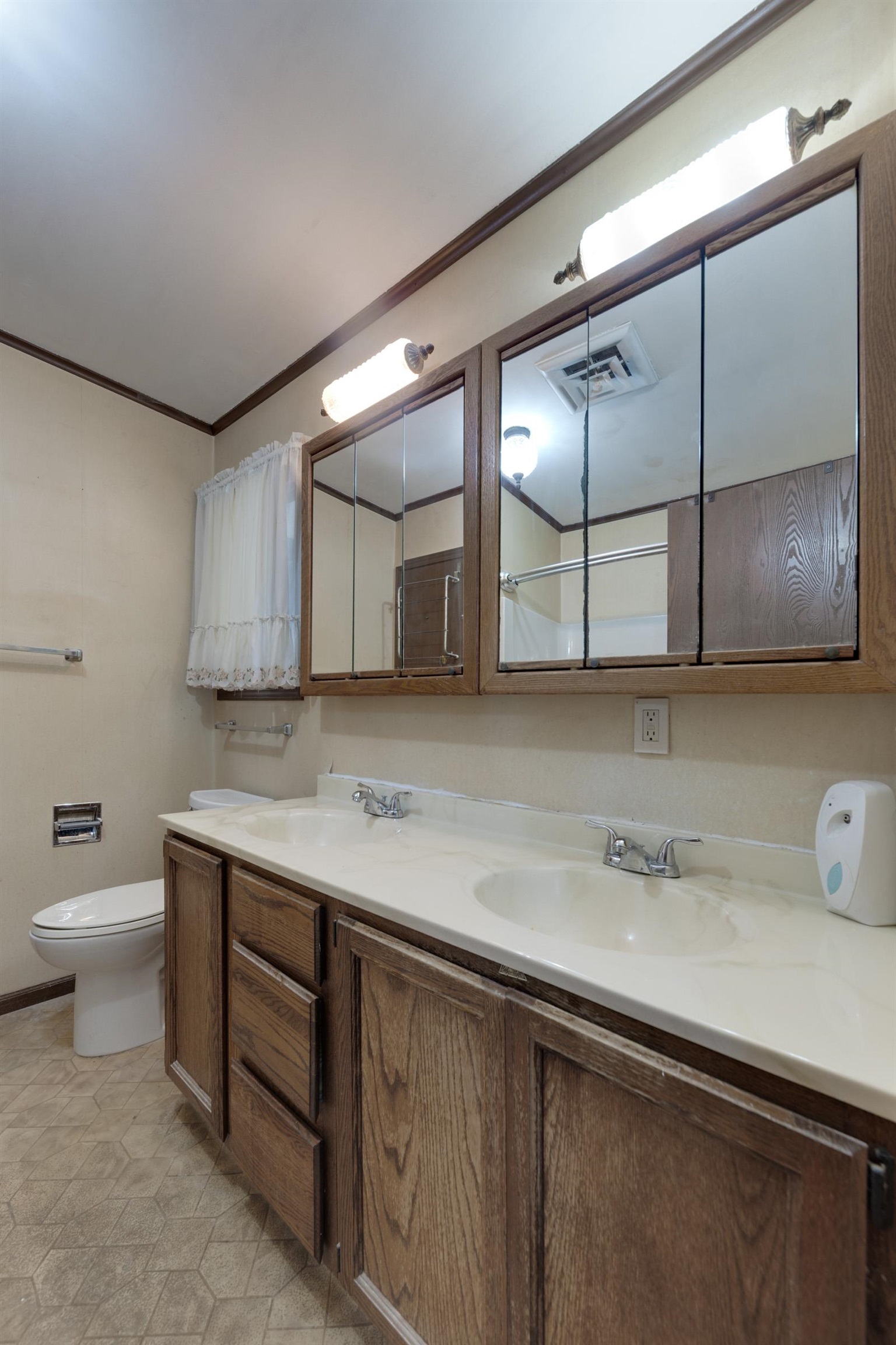 2656 N Poplar St Property Photo 10