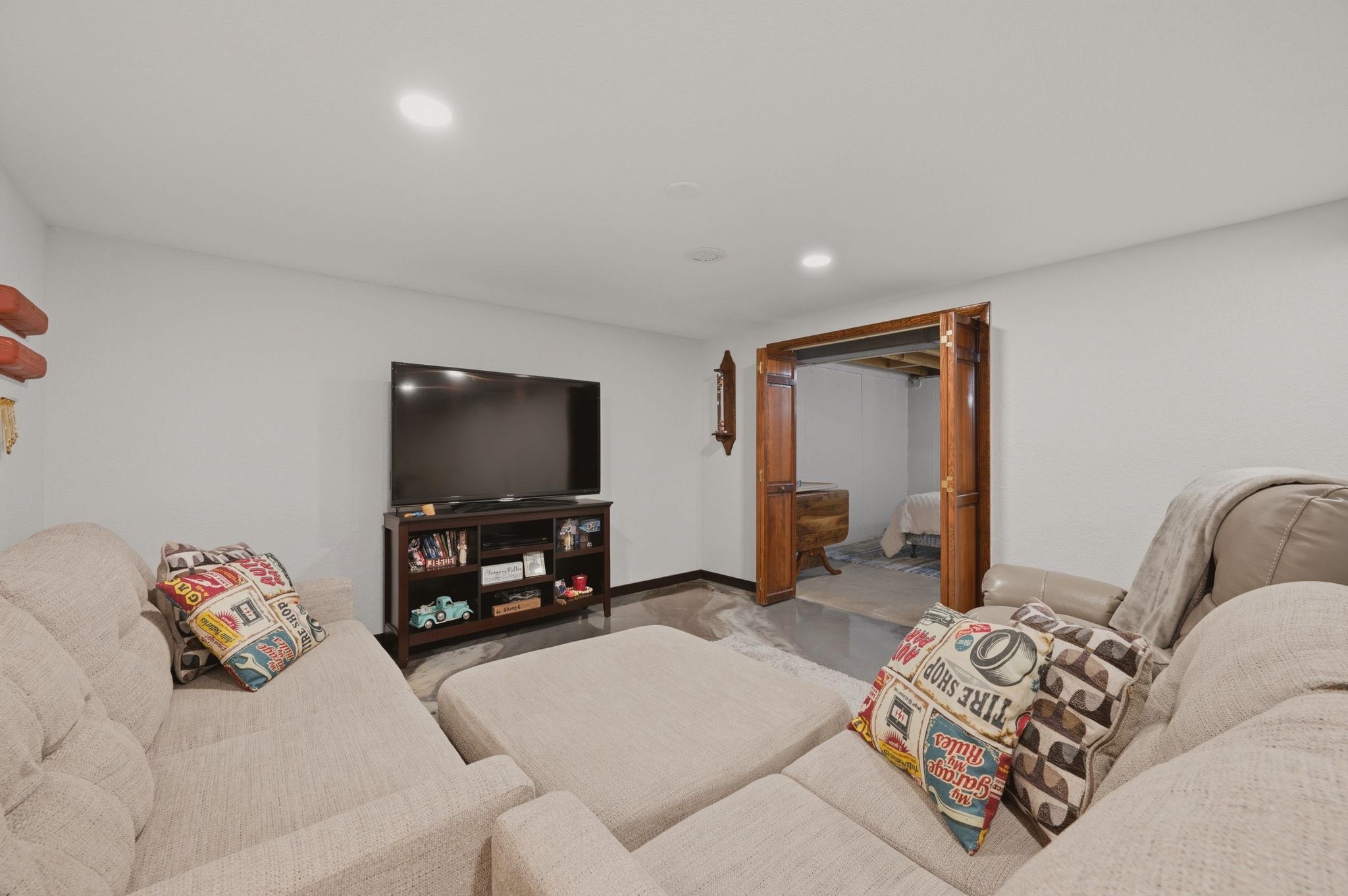 608 E Meadow Rd Property Photo 35