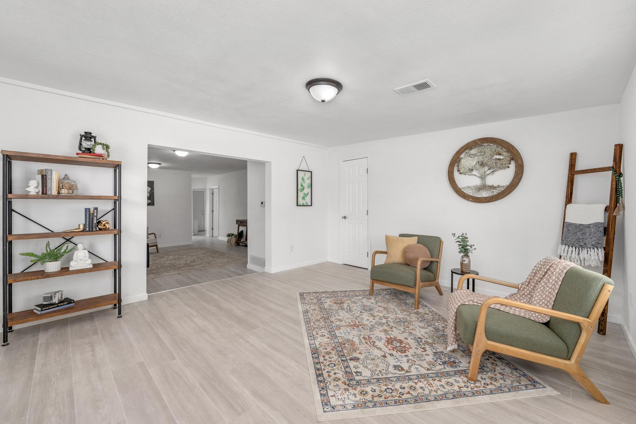 2811 W Maxwell Property Photo 4