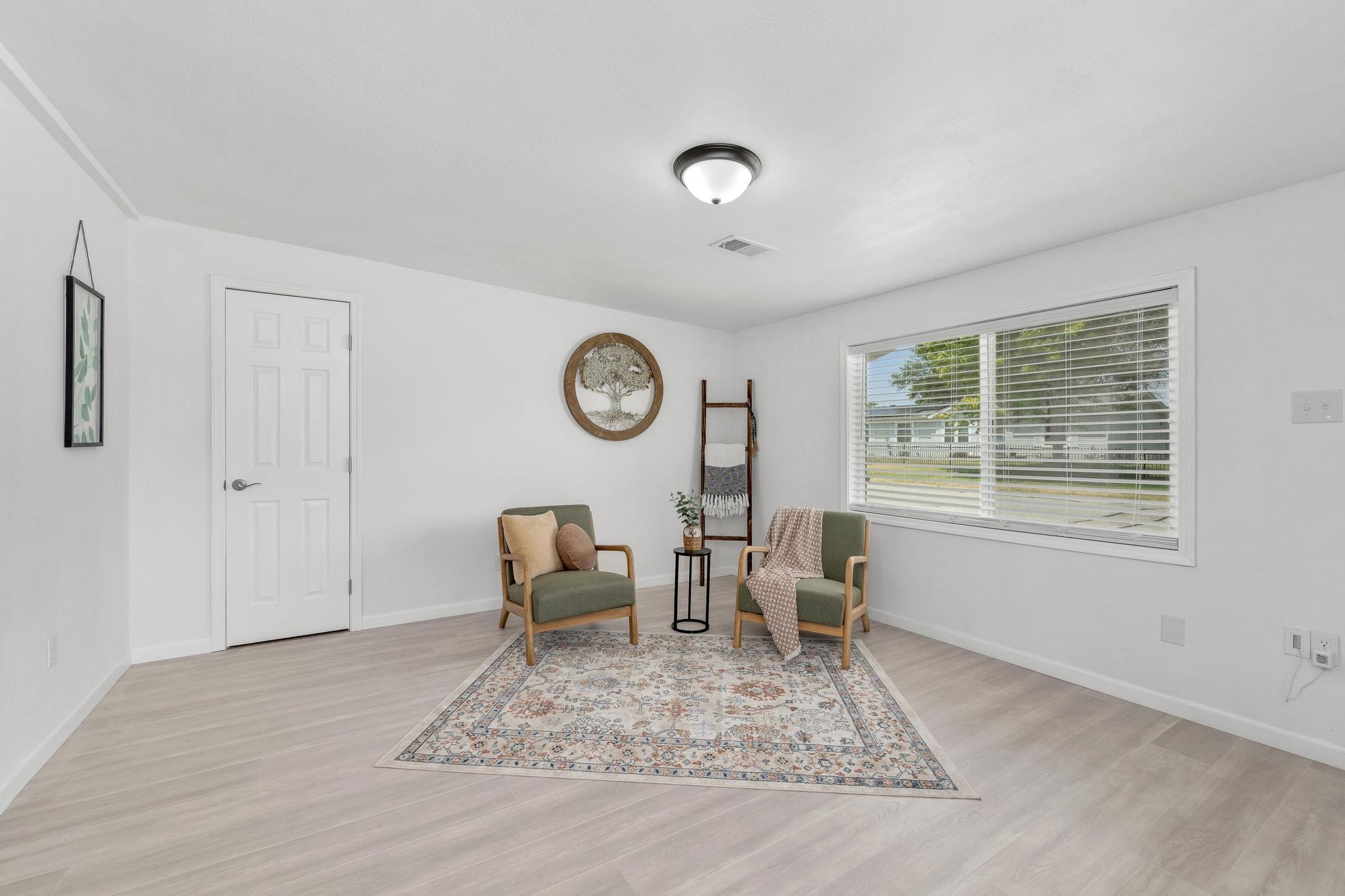 2811 W Maxwell Property Photo 5