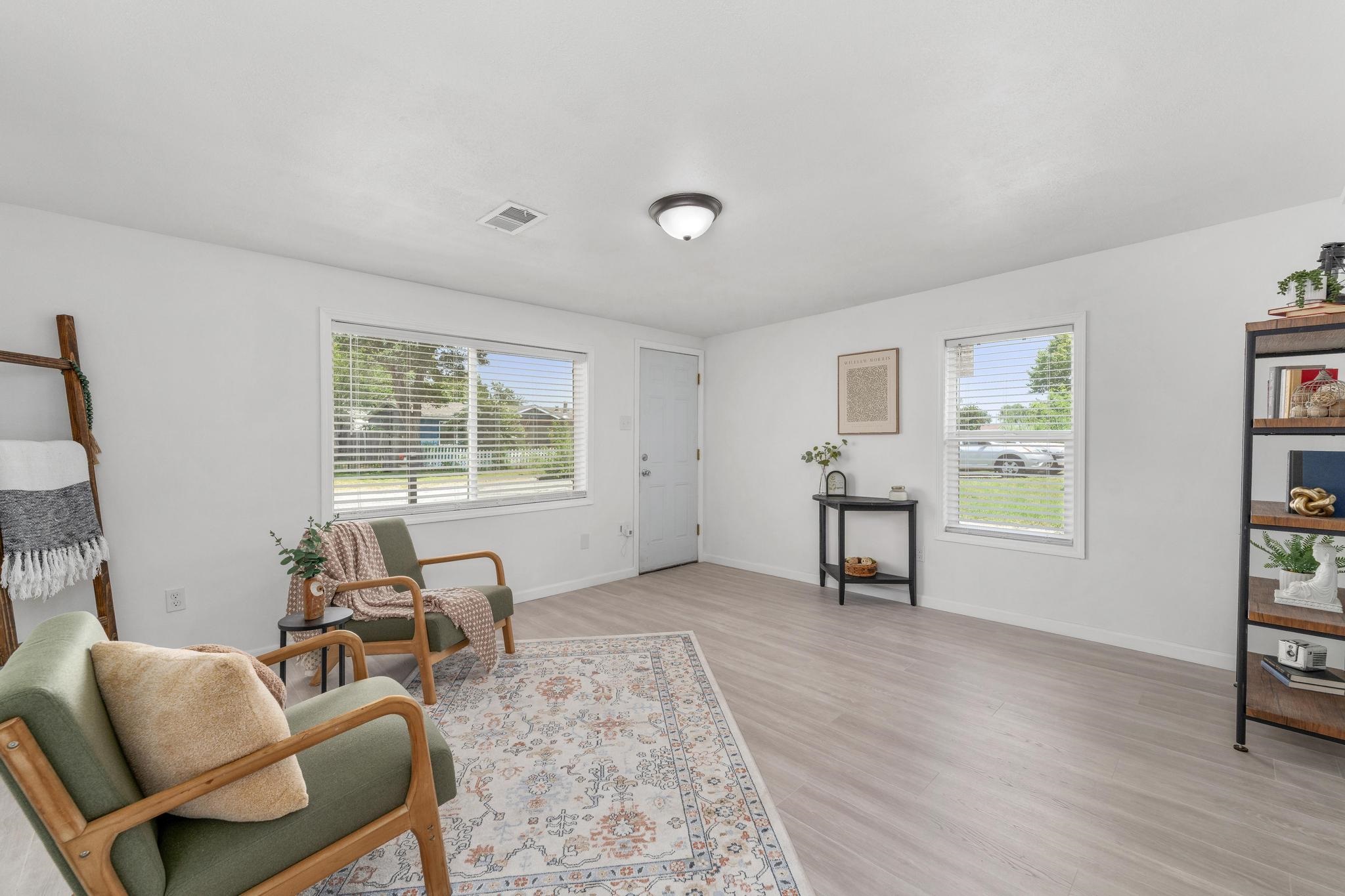 2811 W Maxwell Property Photo 6