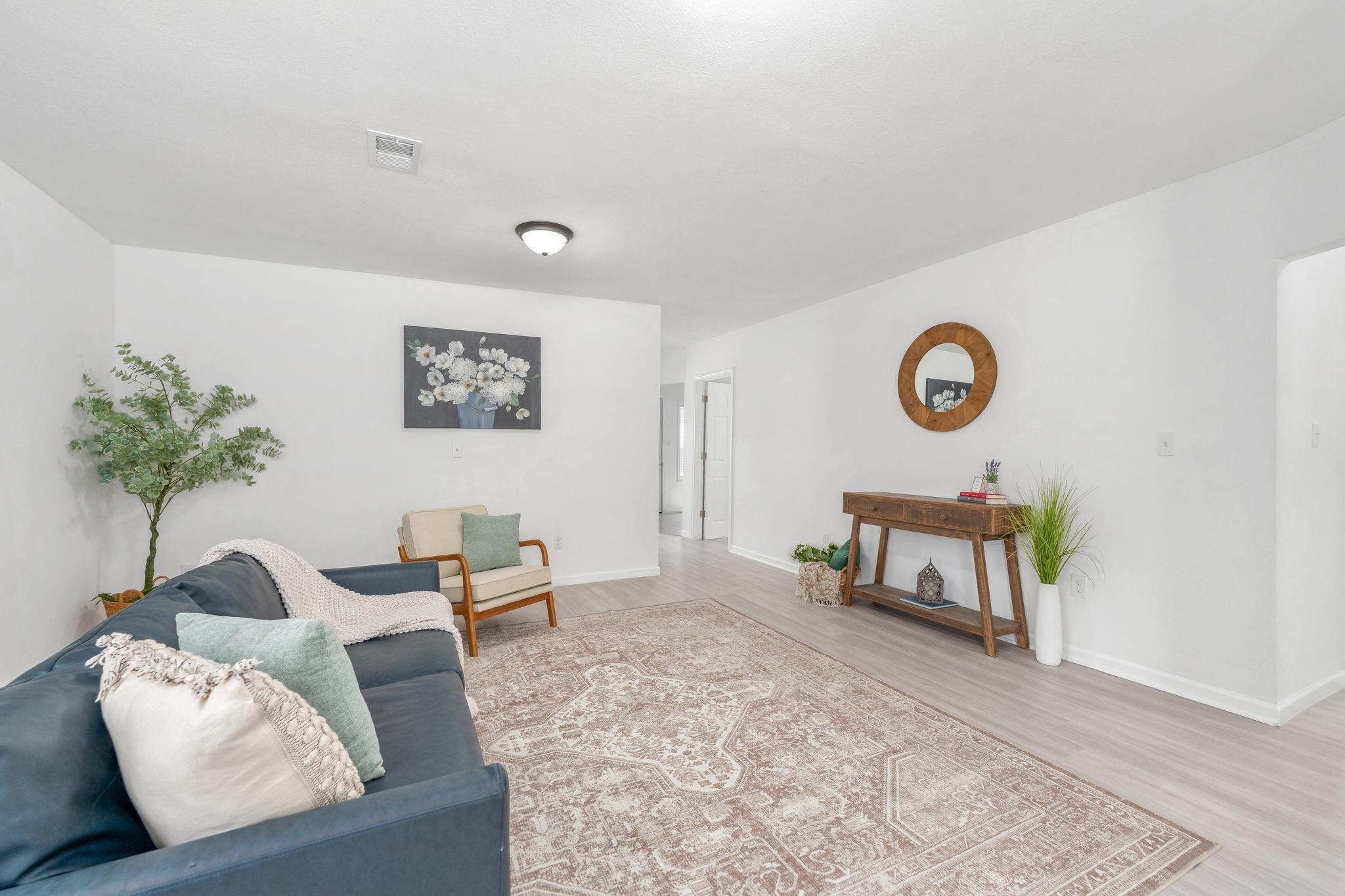 2811 W Maxwell Property Photo 8