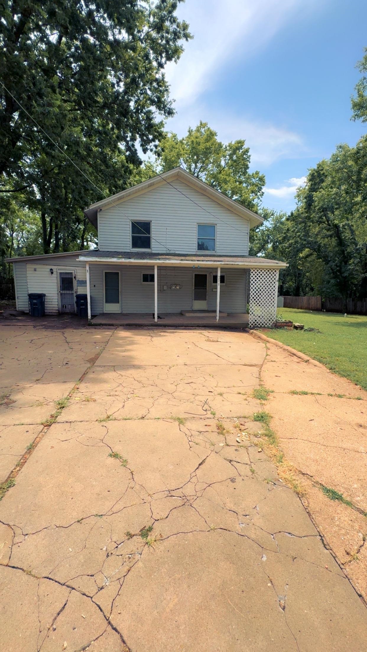 311 W Towanda Property Photo 1