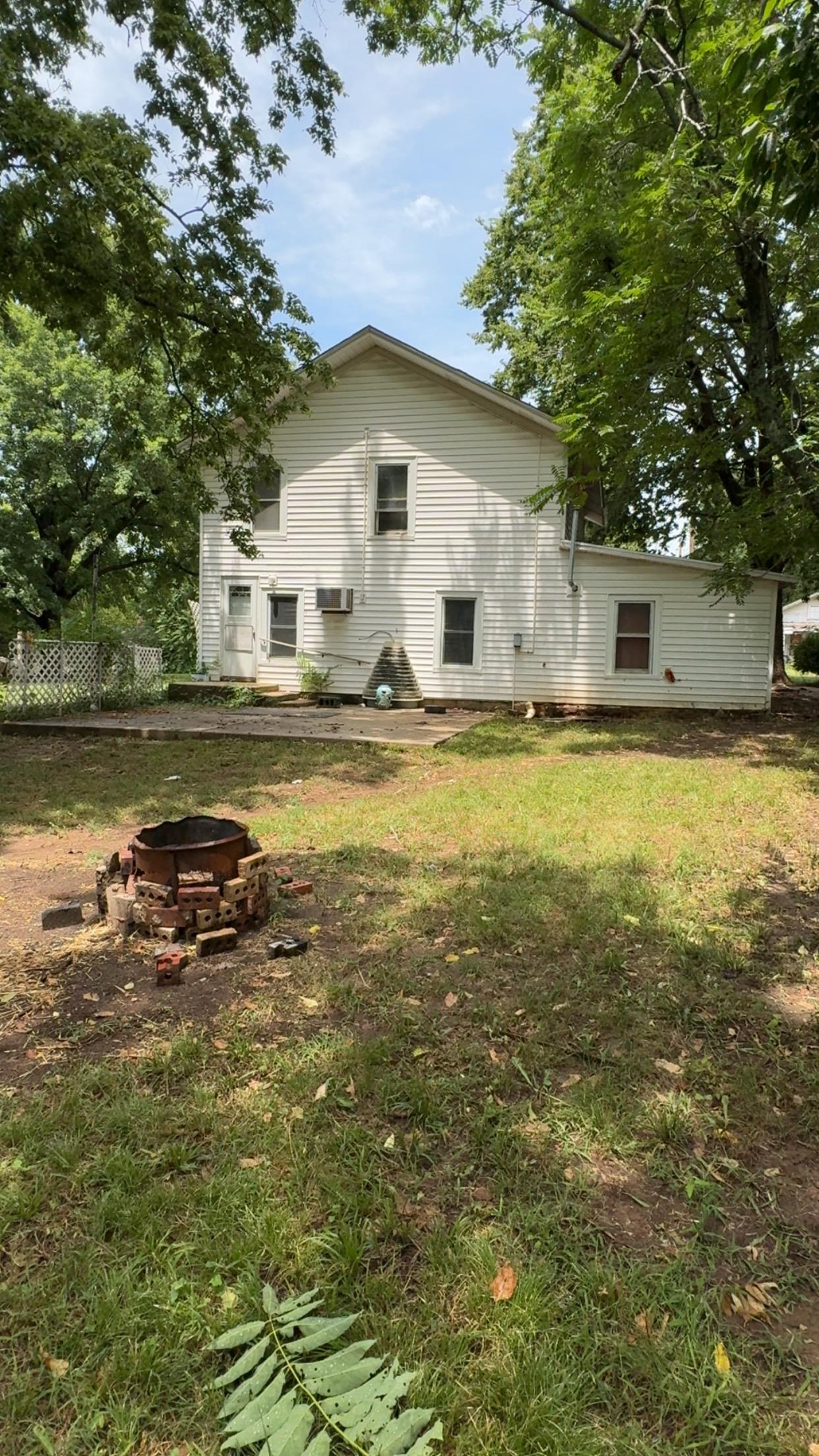 311 W Towanda Property Photo 7