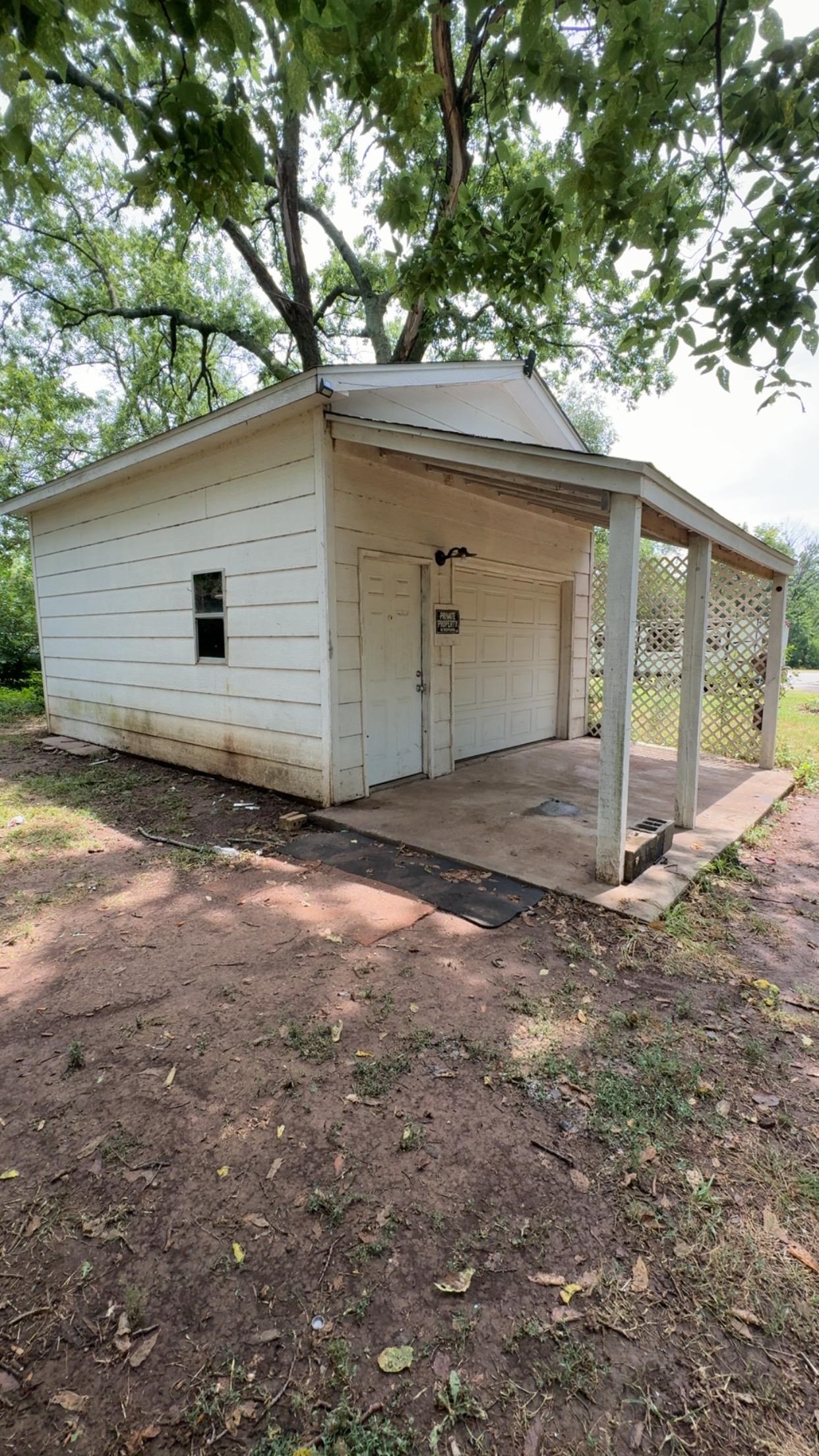 311 W Towanda Property Photo 8