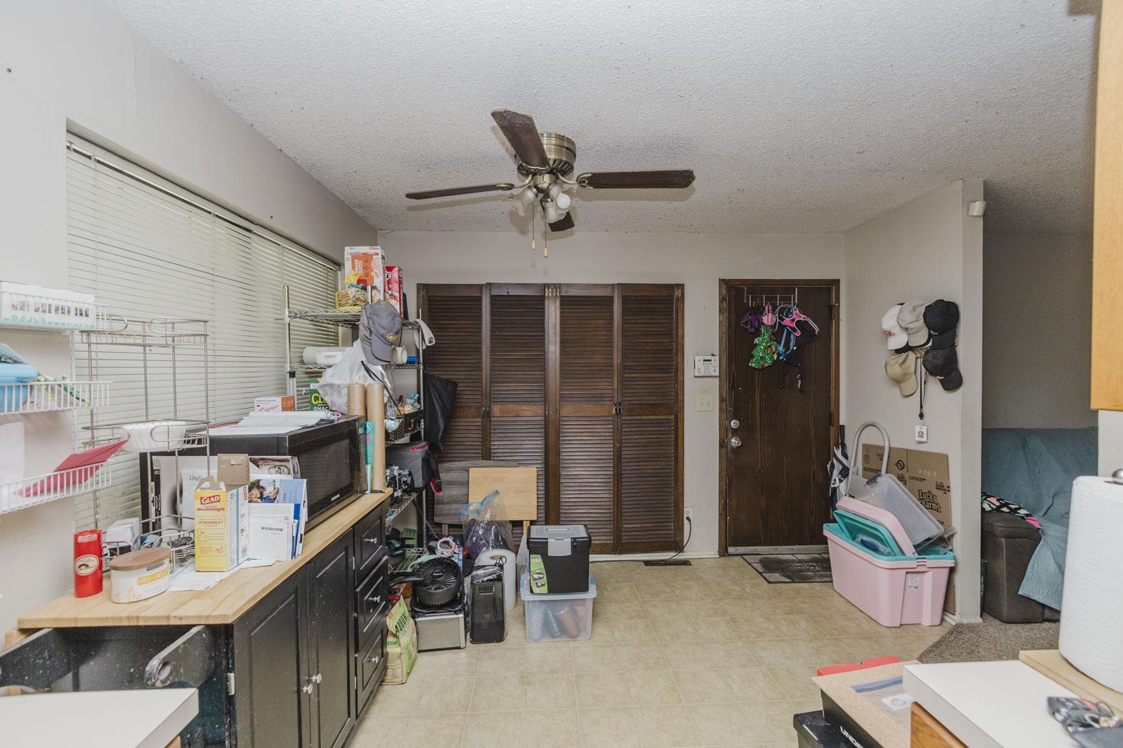 4914 Looman Property Photo 4