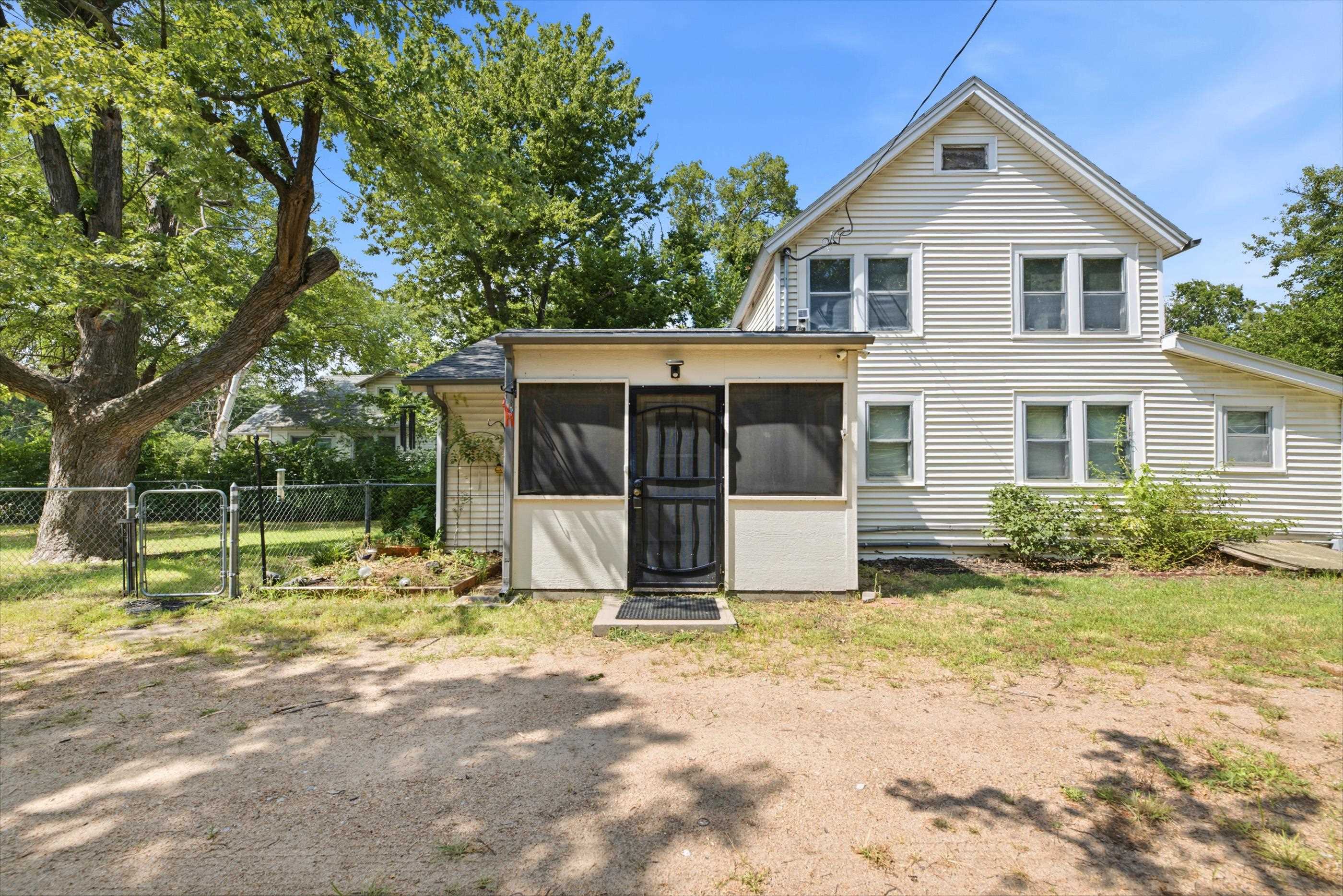 1128 N Custer Ave Property Photo 1