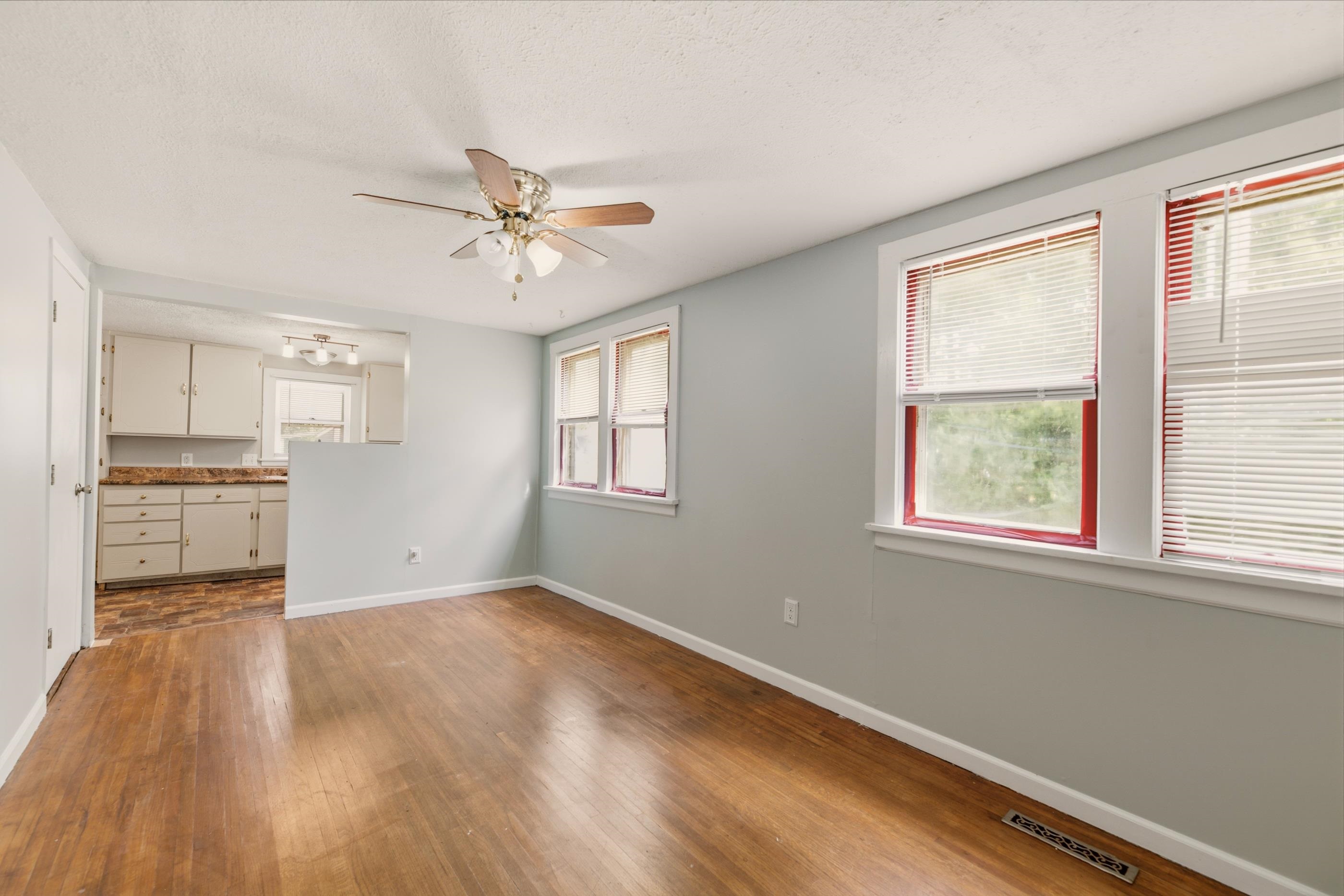 1128 N Custer Ave Property Photo 3