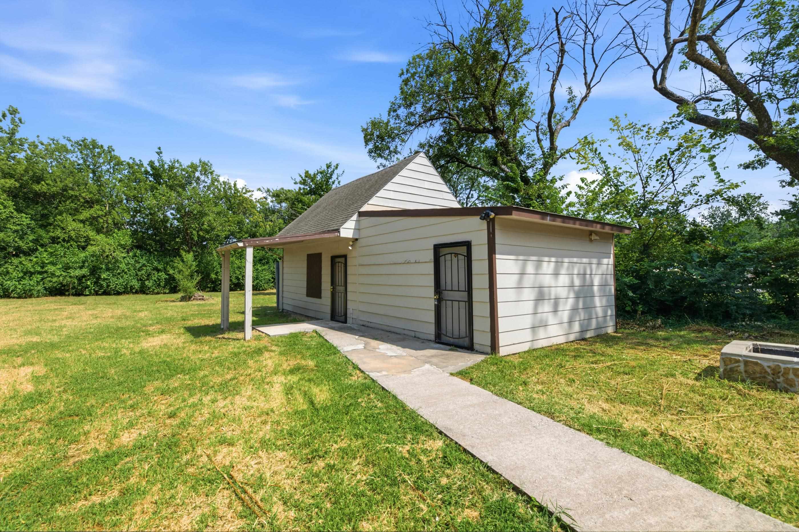 1128 N Custer Ave Property Photo 10