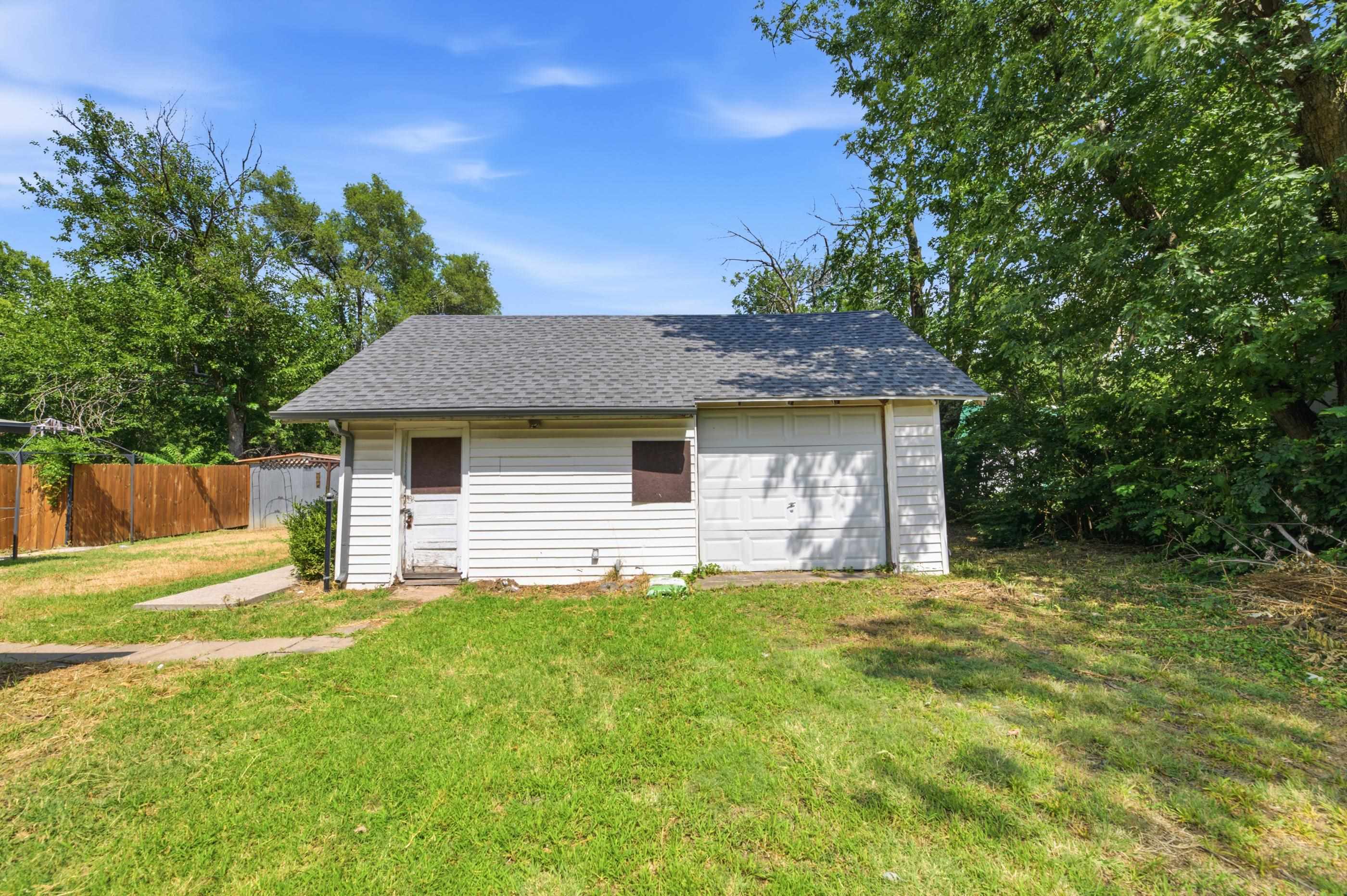 1128 N Custer Ave Property Photo 31
