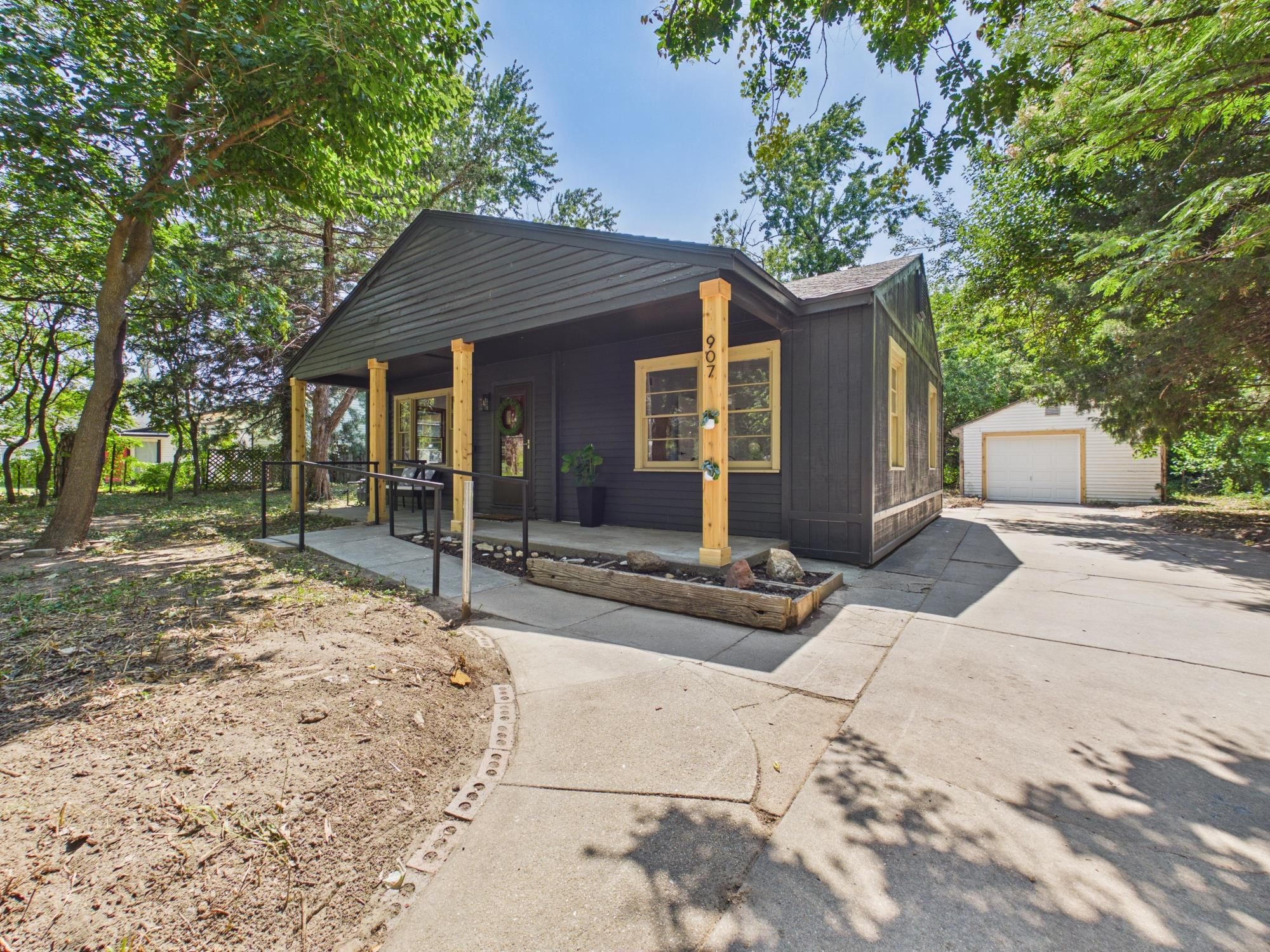 907 N Flora St Property Photo 4