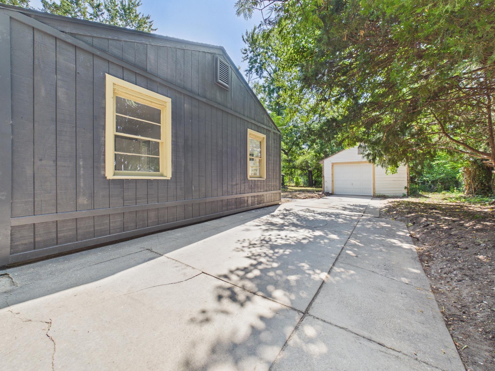 907 N Flora St Property Photo 26