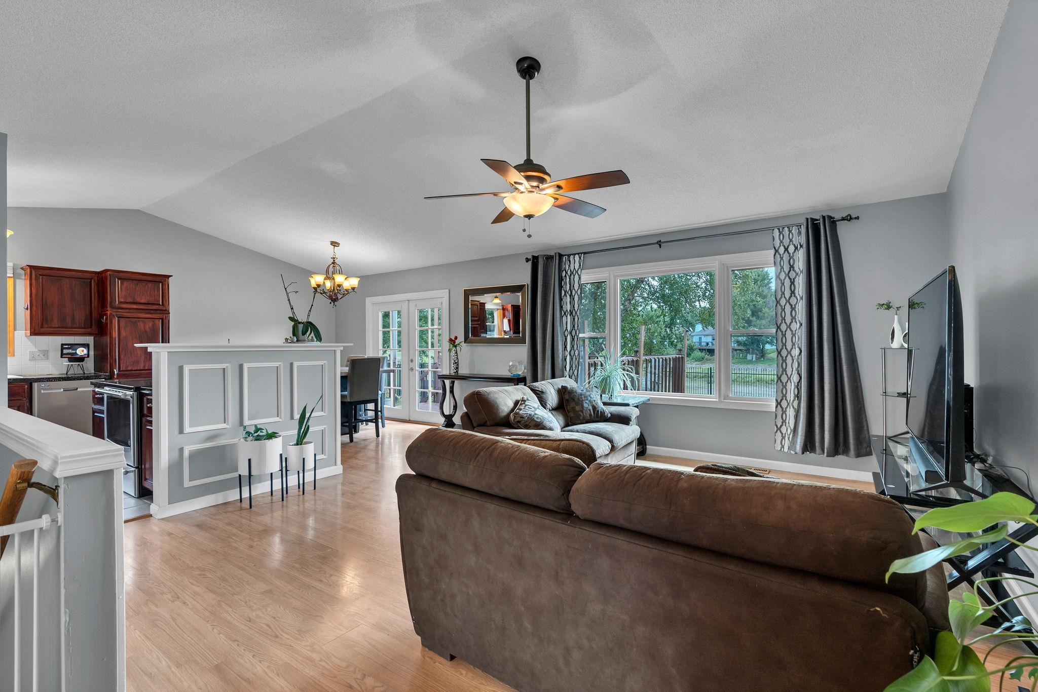1833 N Shefford Property Photo 4