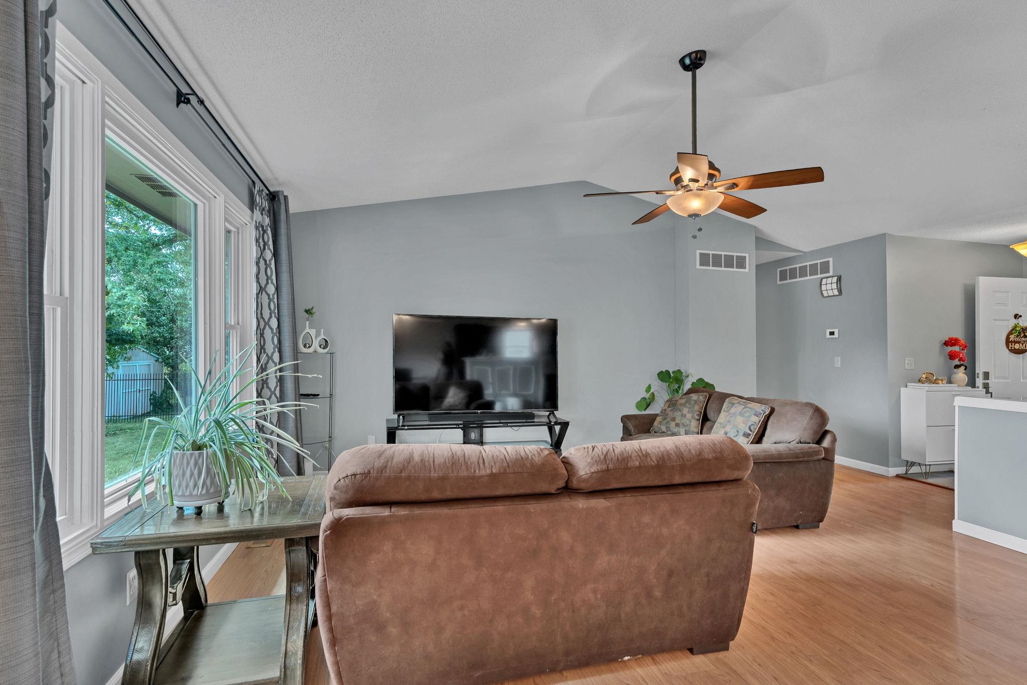 1833 N Shefford Property Photo 6