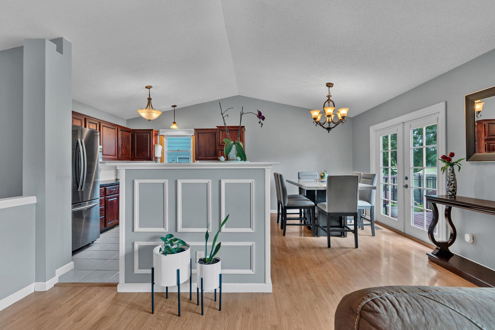 1833 N Shefford Property Photo 8
