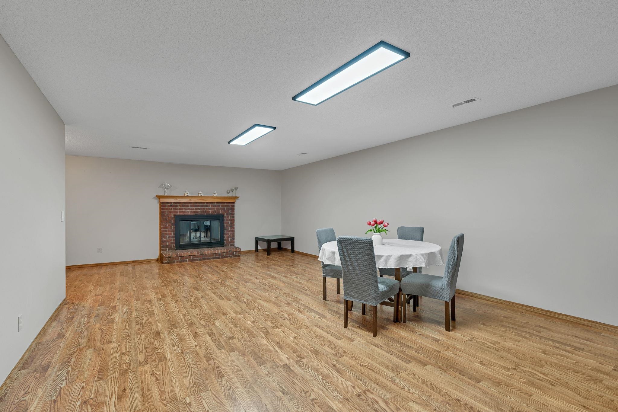 1833 N Shefford Property Photo 22