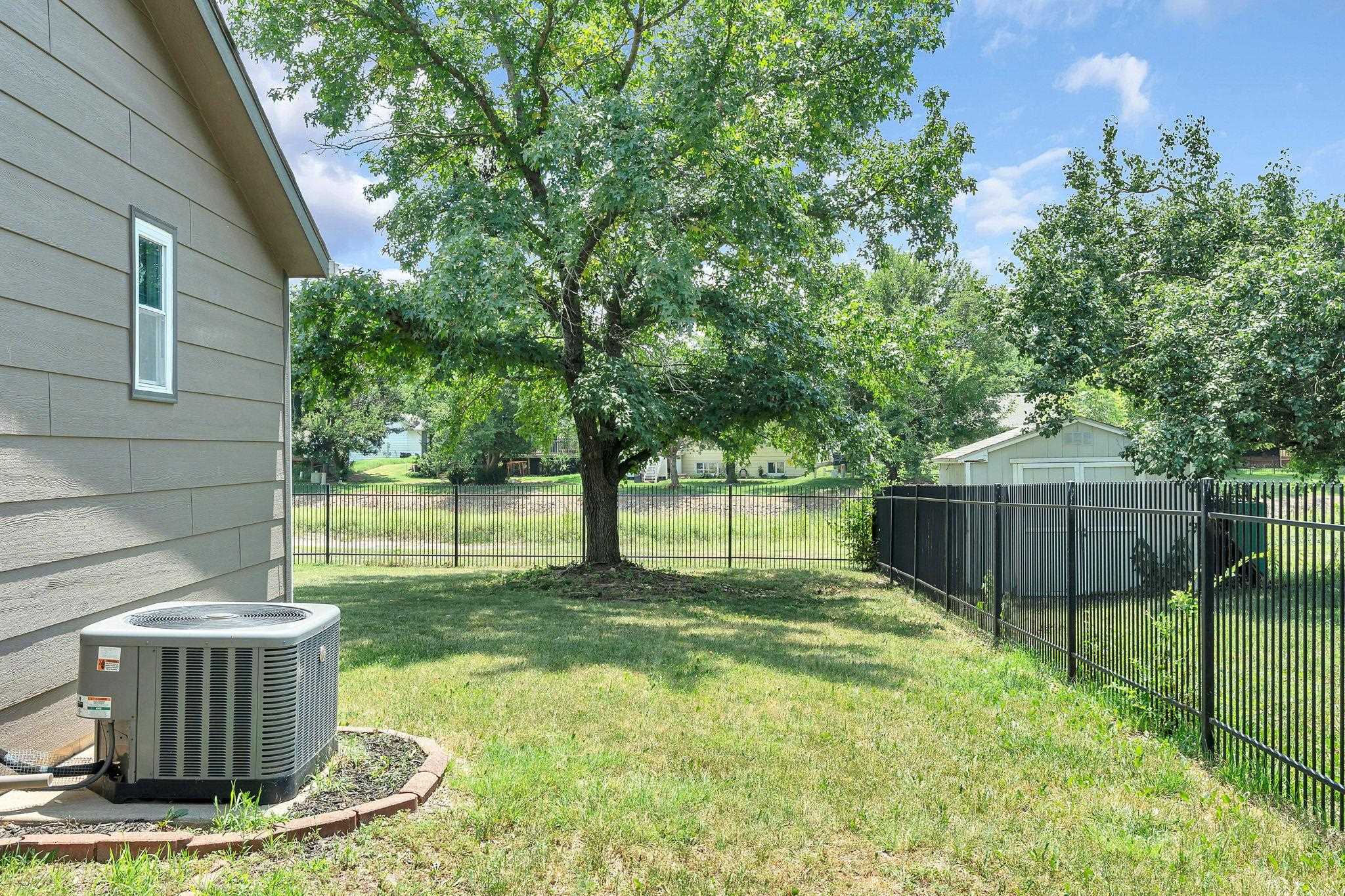 1833 N Shefford Property Photo 27