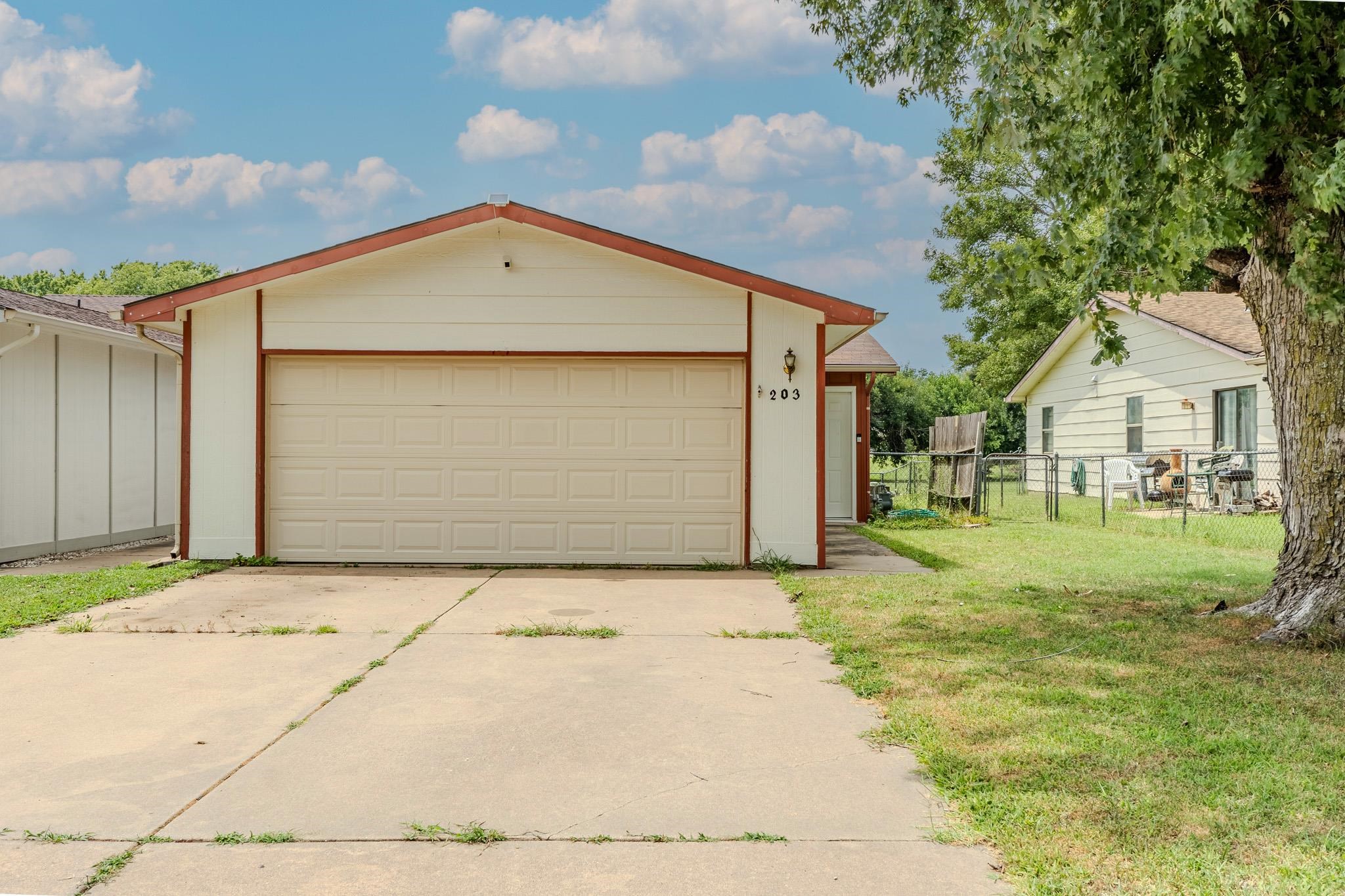 203 S Westview Dr Property Photo 1
