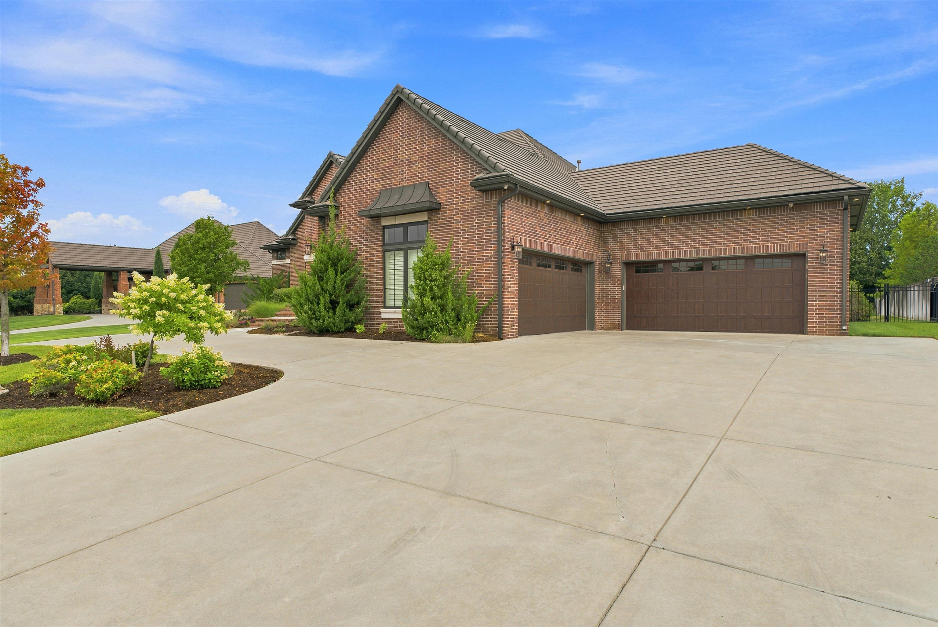 2126 N Clear Creek Property Photo 2