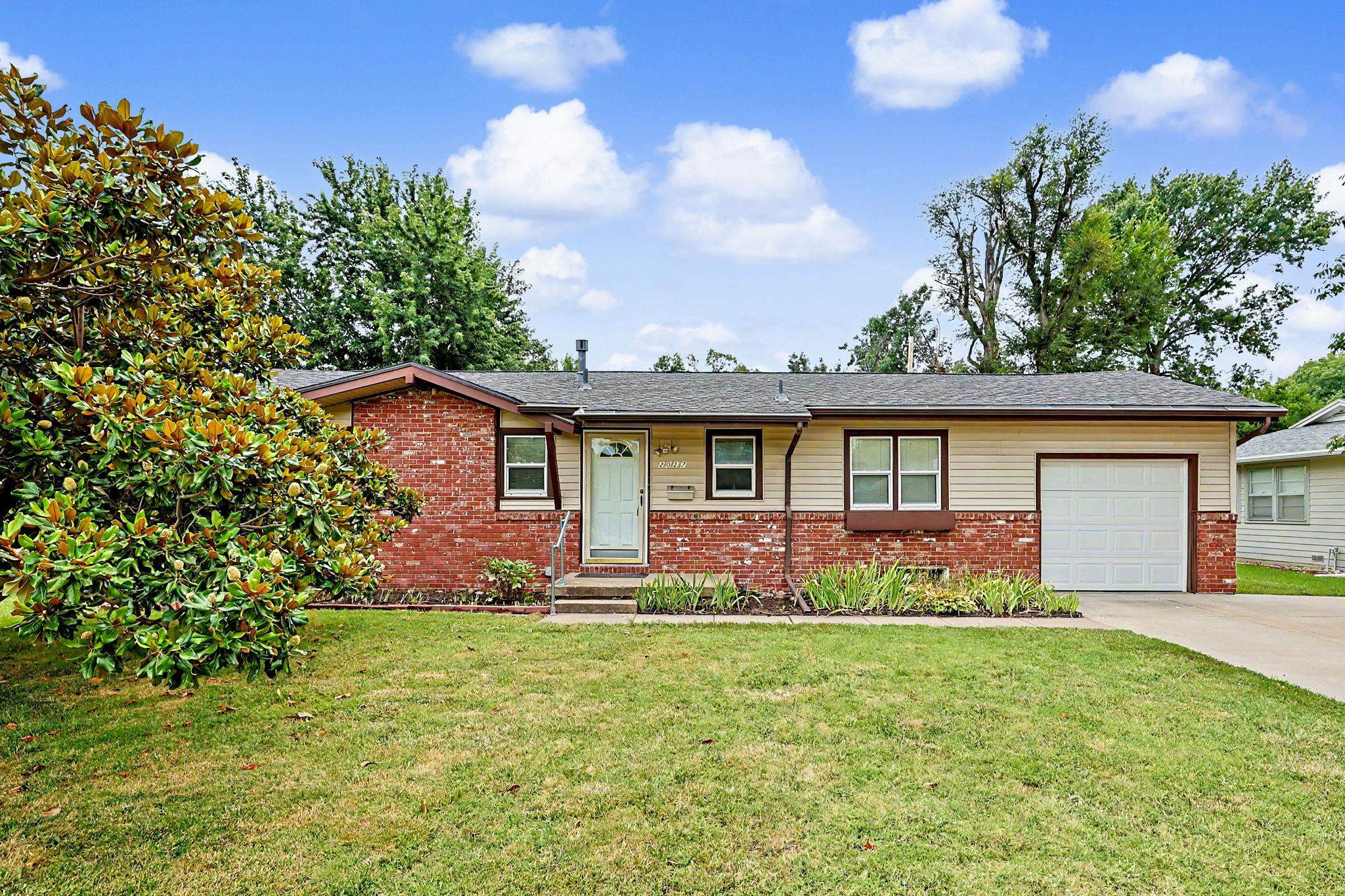 2027 W Manhattan Dr Property Photo 1
