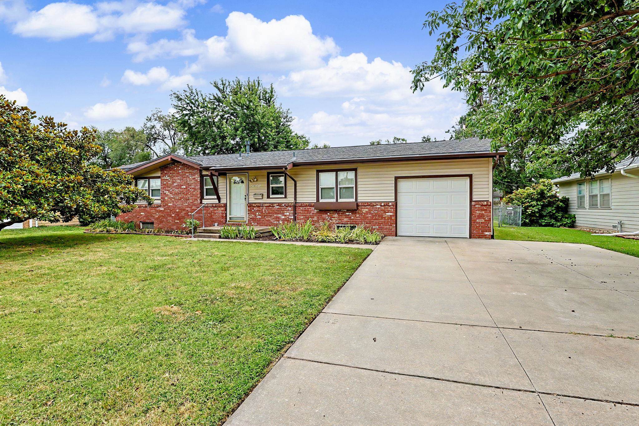 2027 W Manhattan Dr Property Photo 2