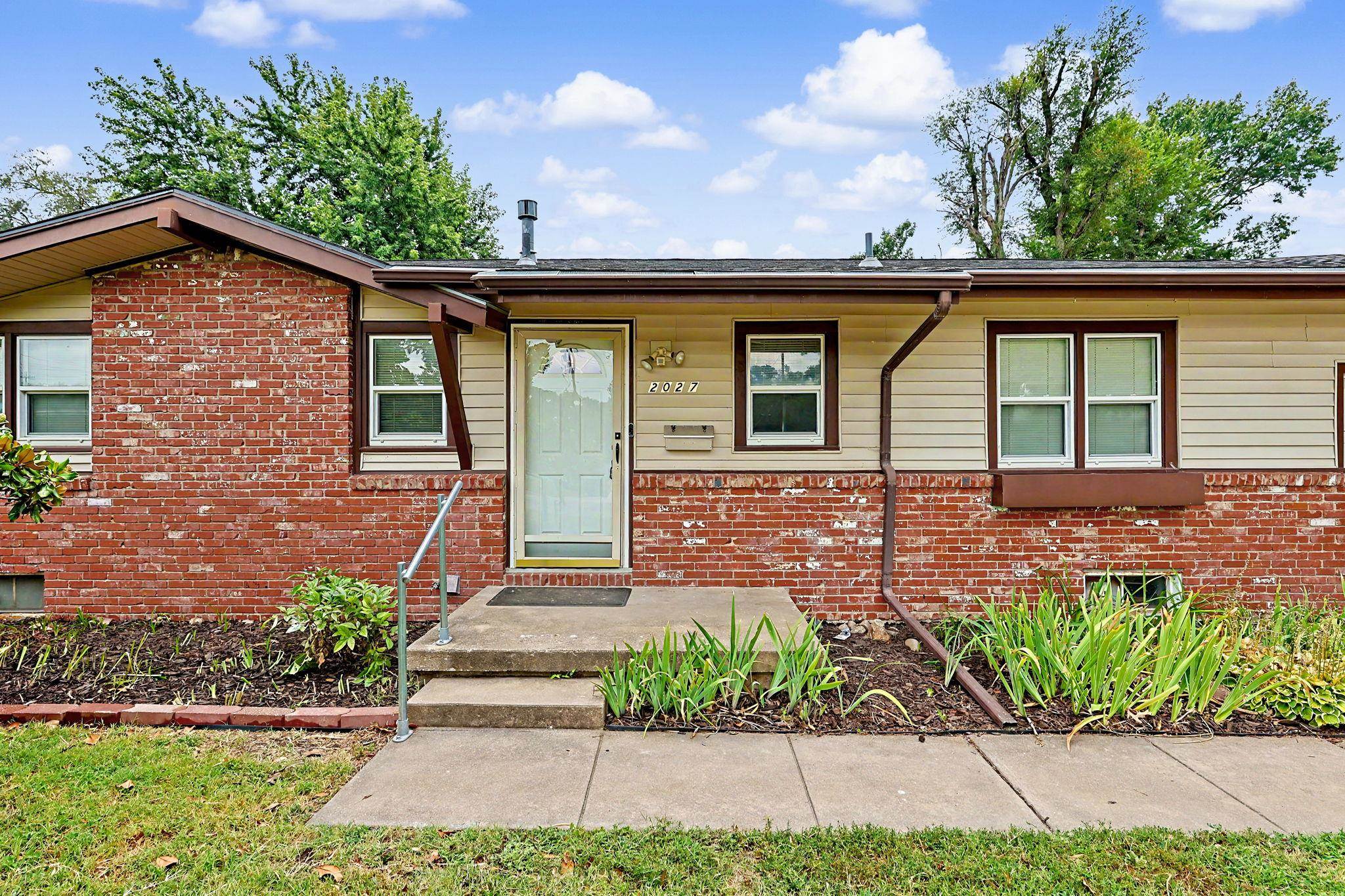 2027 W Manhattan Dr Property Photo 3