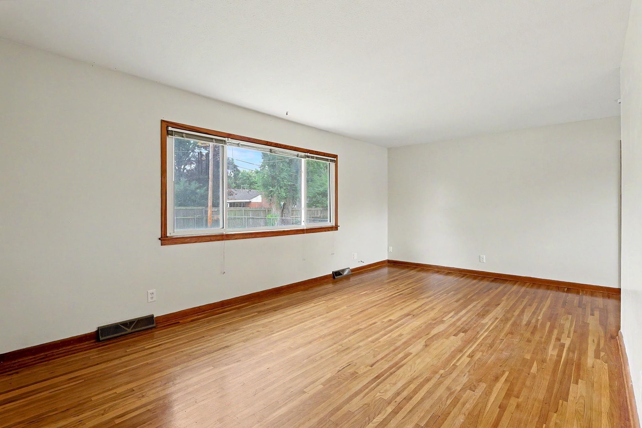 2027 W Manhattan Dr Property Photo 4