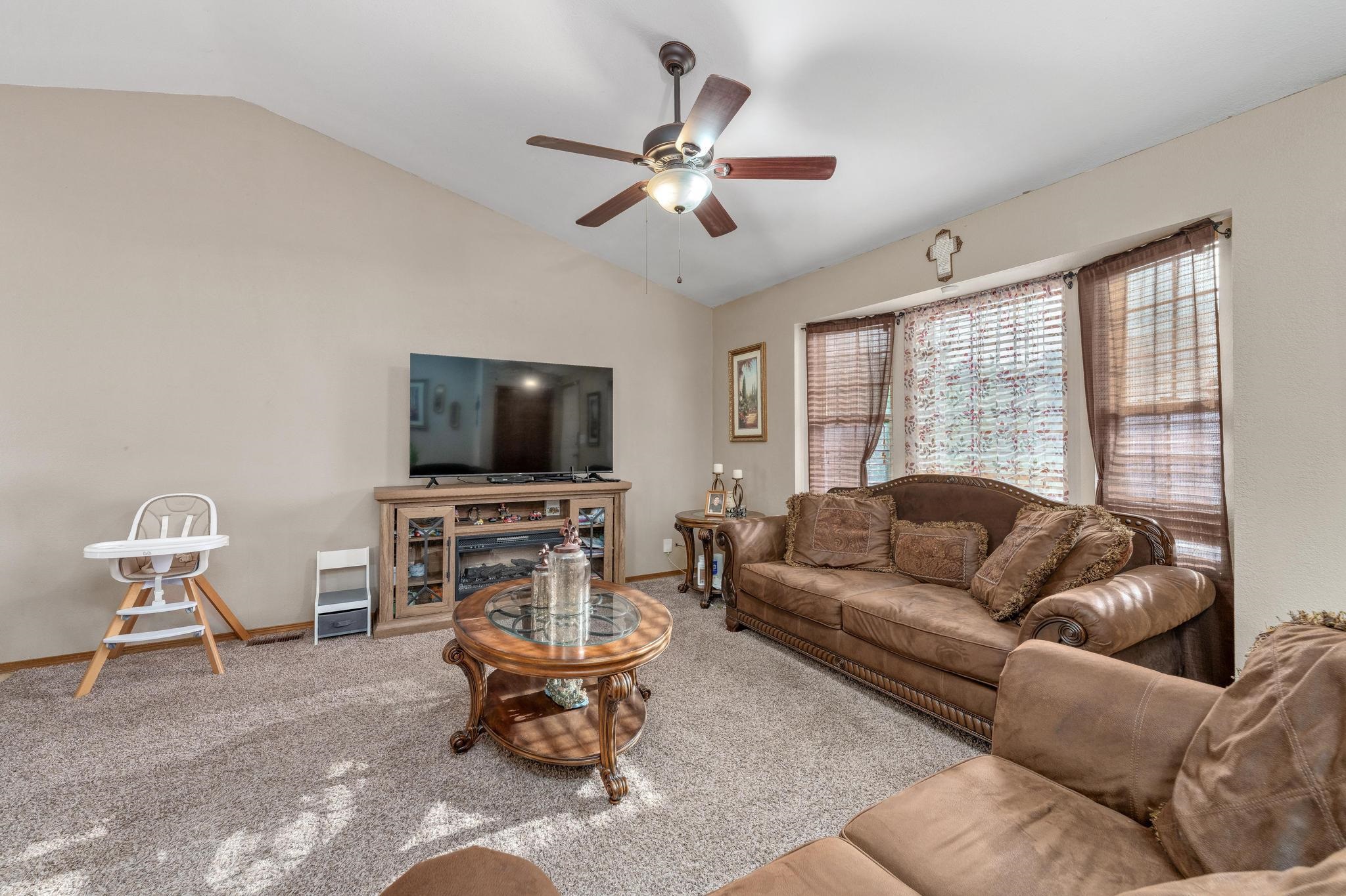 2425 N Beacon Hill Property Photo 5