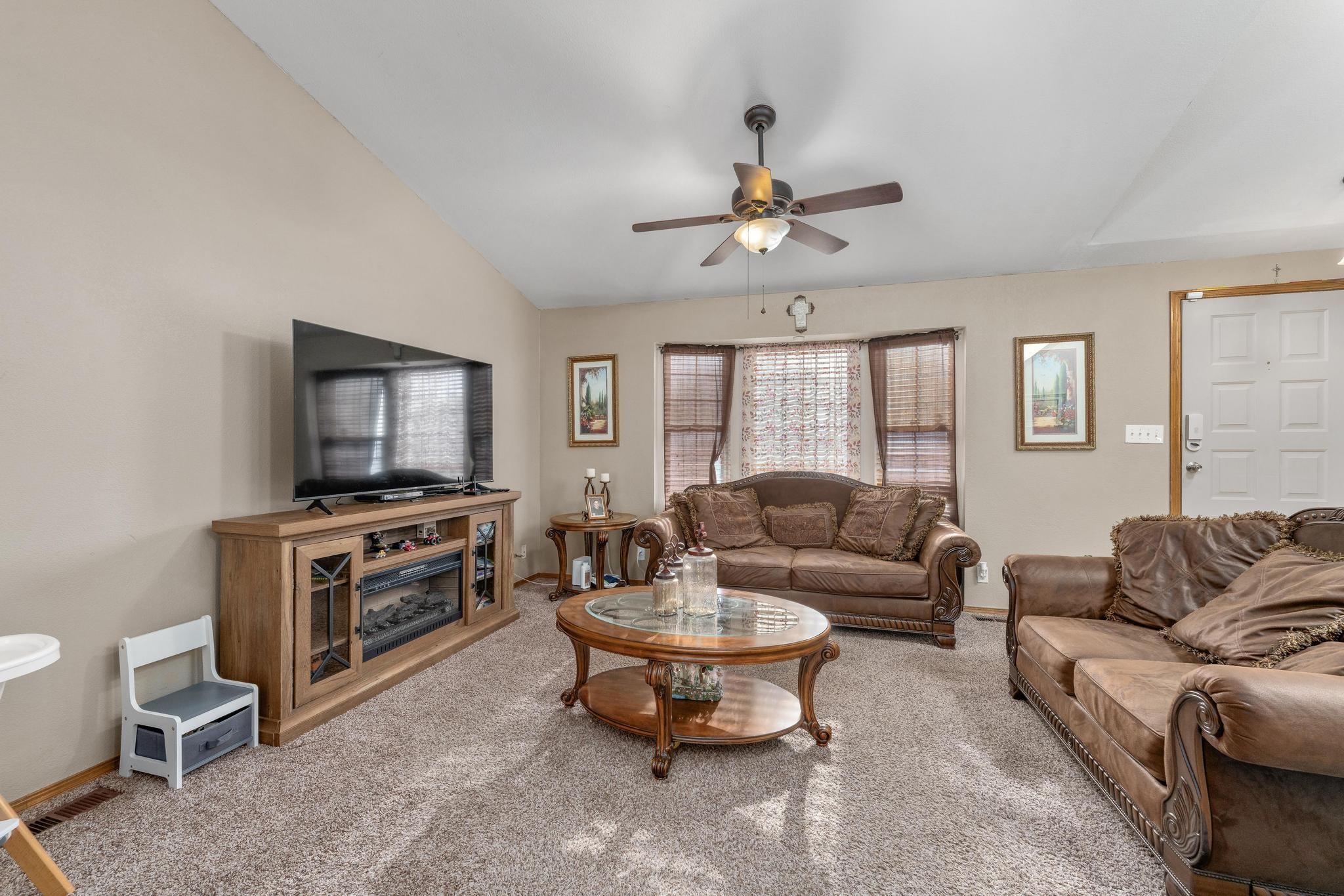 2425 N Beacon Hill Property Photo 6