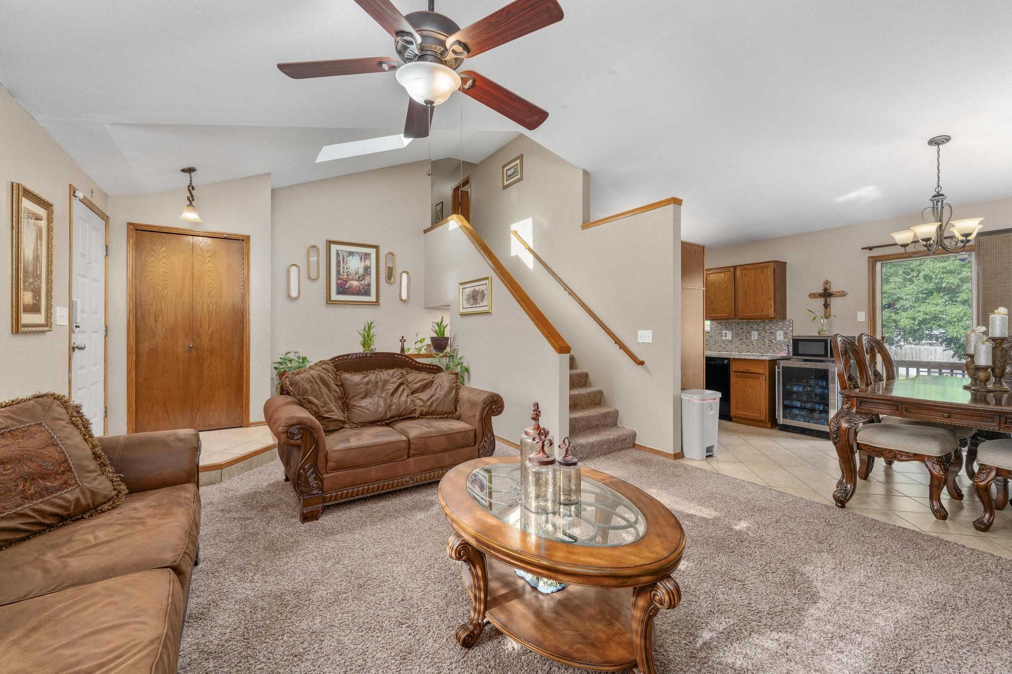 2425 N Beacon Hill Property Photo 8